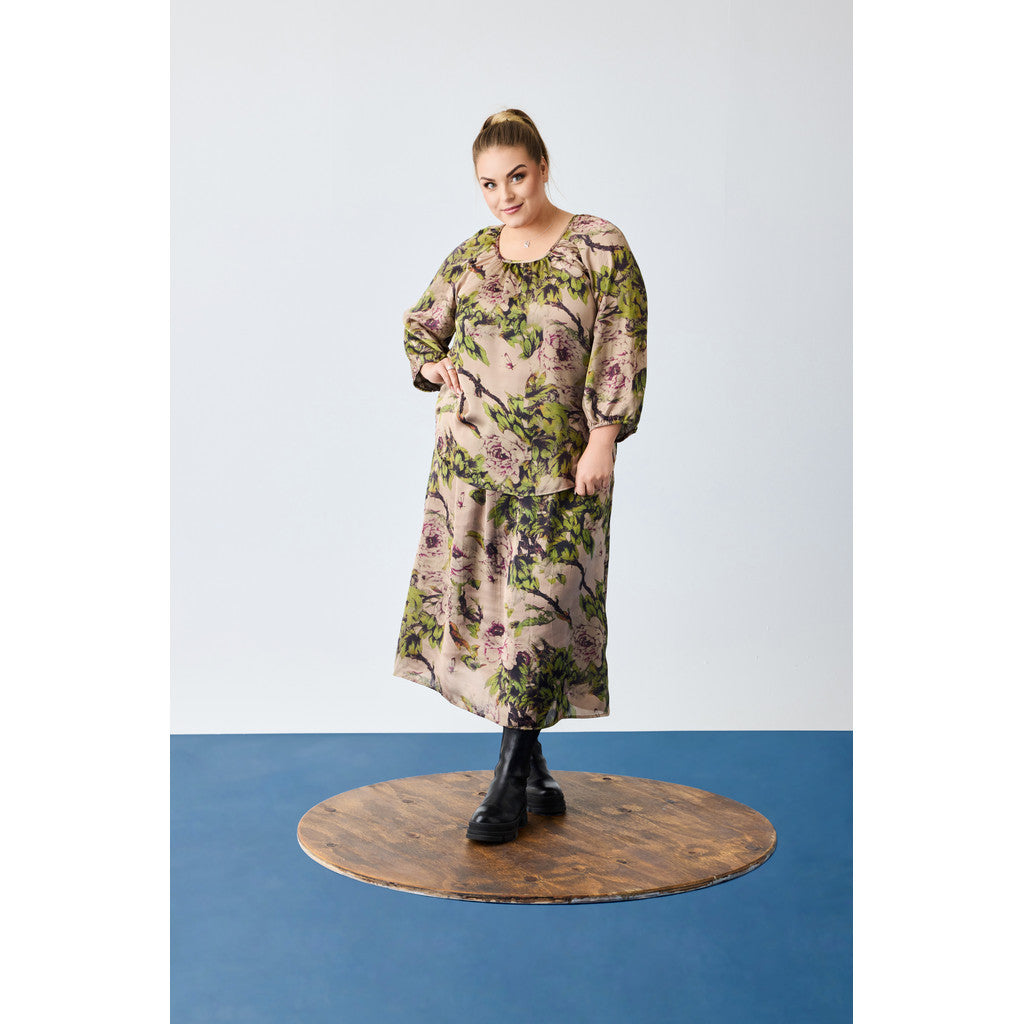 NO. 1 BY OX Bluse med blomsterprint og 3/4 ærmer Bluser Sand with Flower bush print