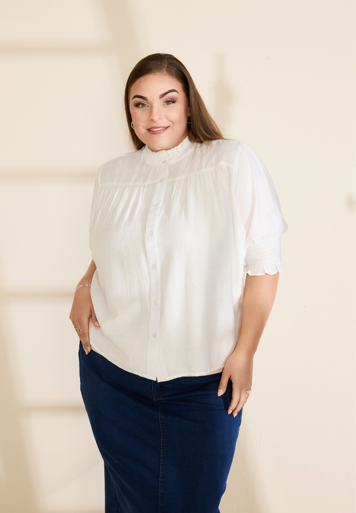 NO. 1 BY OX Bluse med flæsekant i halsudskæringen Bluser Hvid