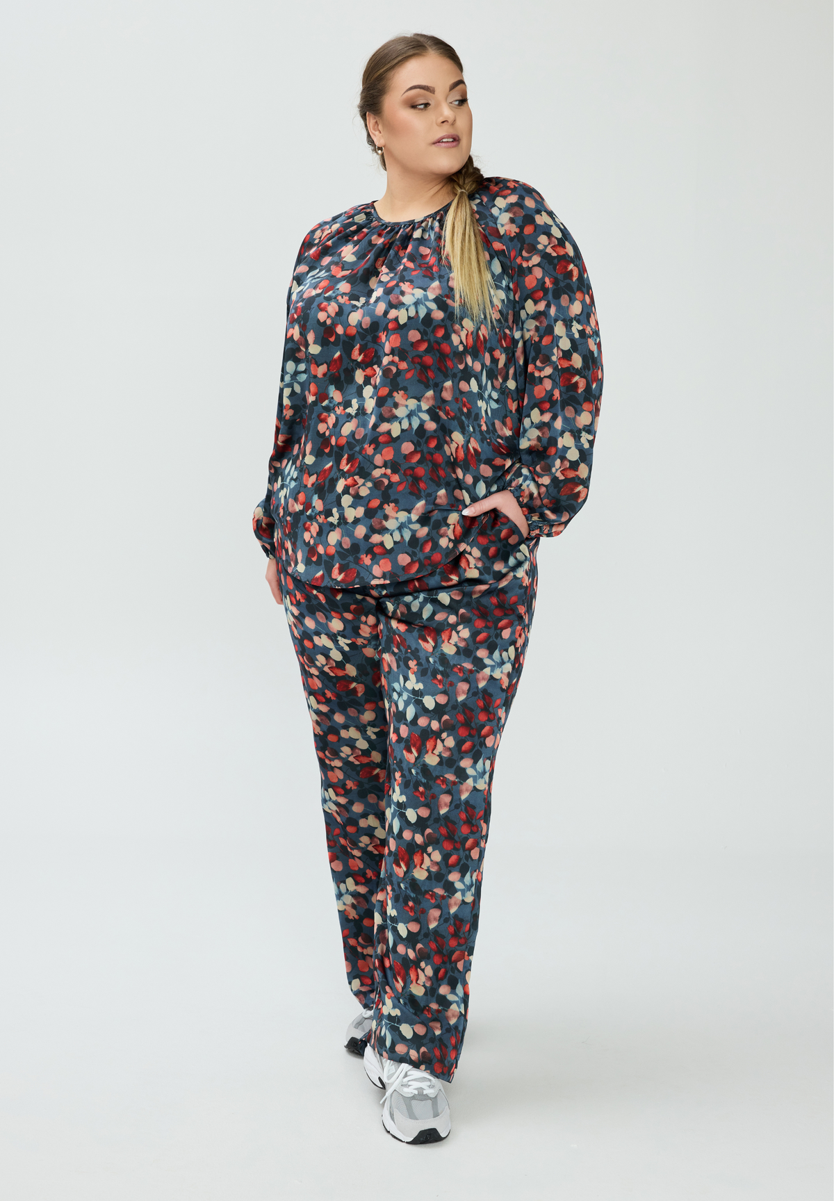 NO. 1 BY OX Elegant bluse Bluser Cobolt Blue w Marmelade Rose flowers