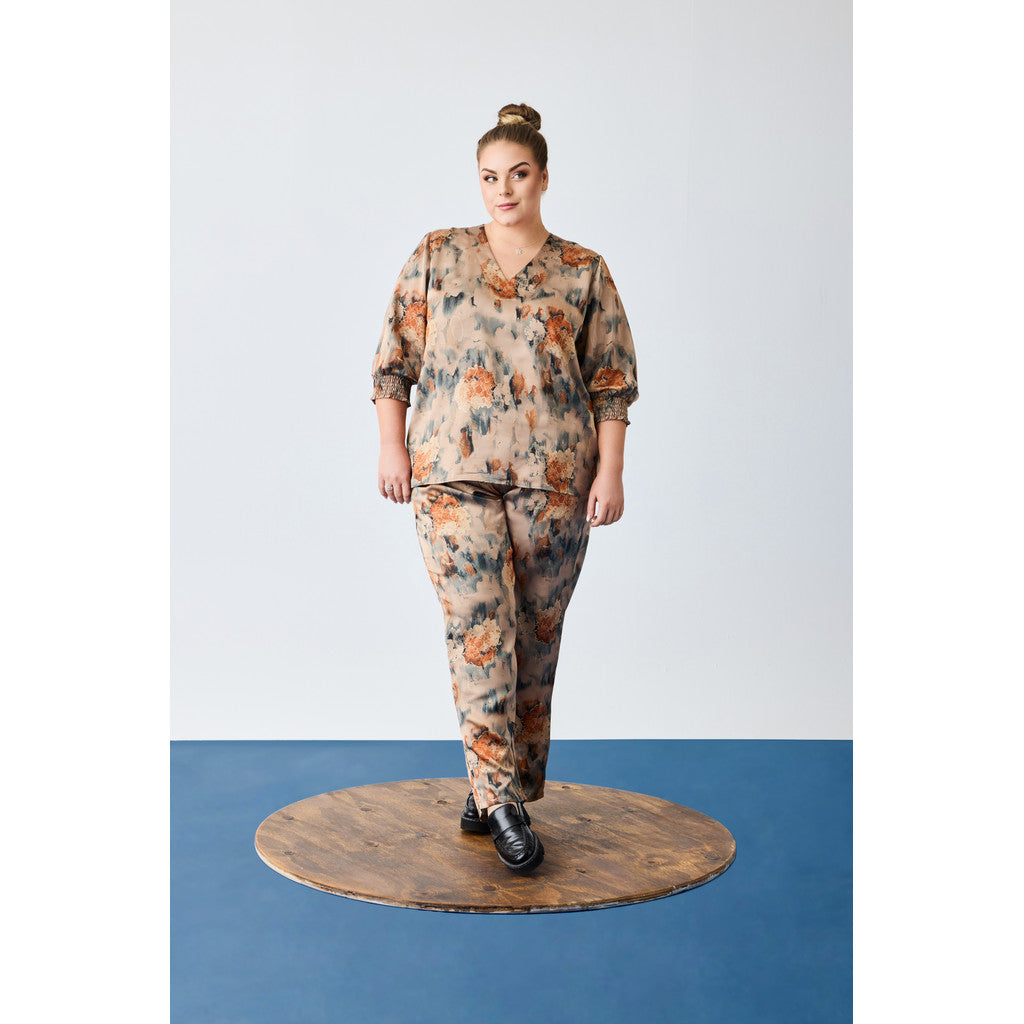 NO. 1 BY OX Elegant bluse med v-åbning Bluser Warm sand w Apricot flowers and gold foil
