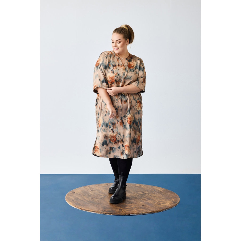 NO. 1 BY OX Elegant kjole Kjoler Warm sand w Apricot flowers and gold foil