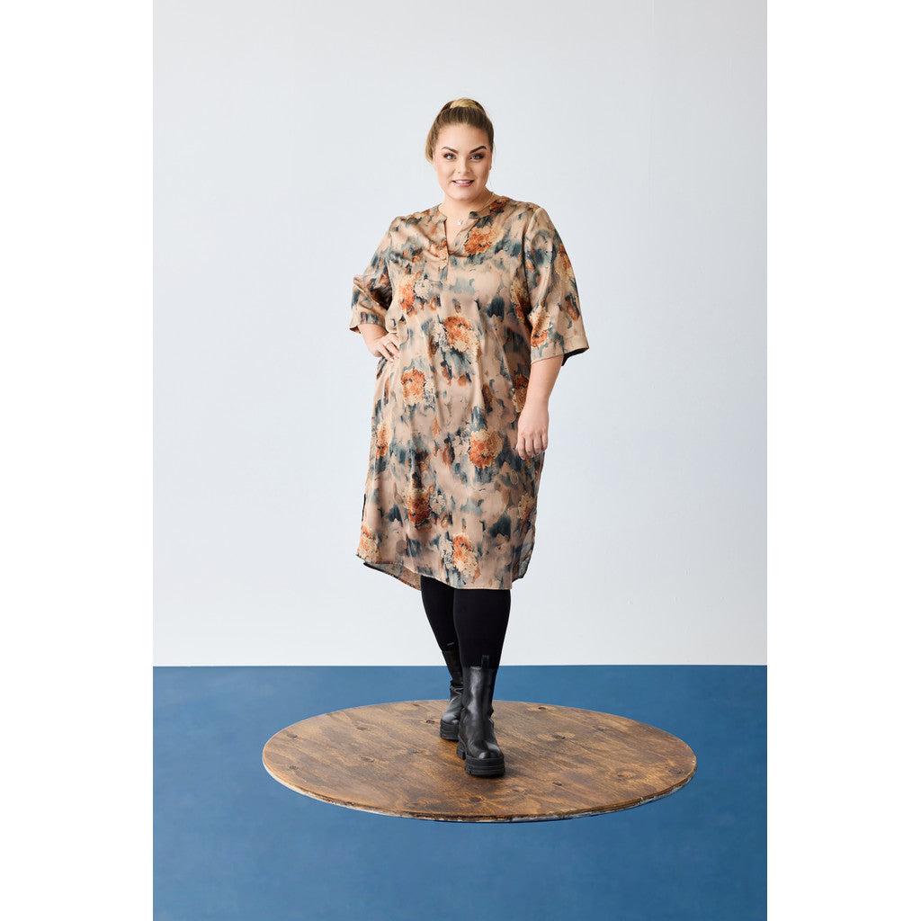 NO. 1 BY OX Elegant kjole Kjoler Warm sand w Apricot flowers and gold foil