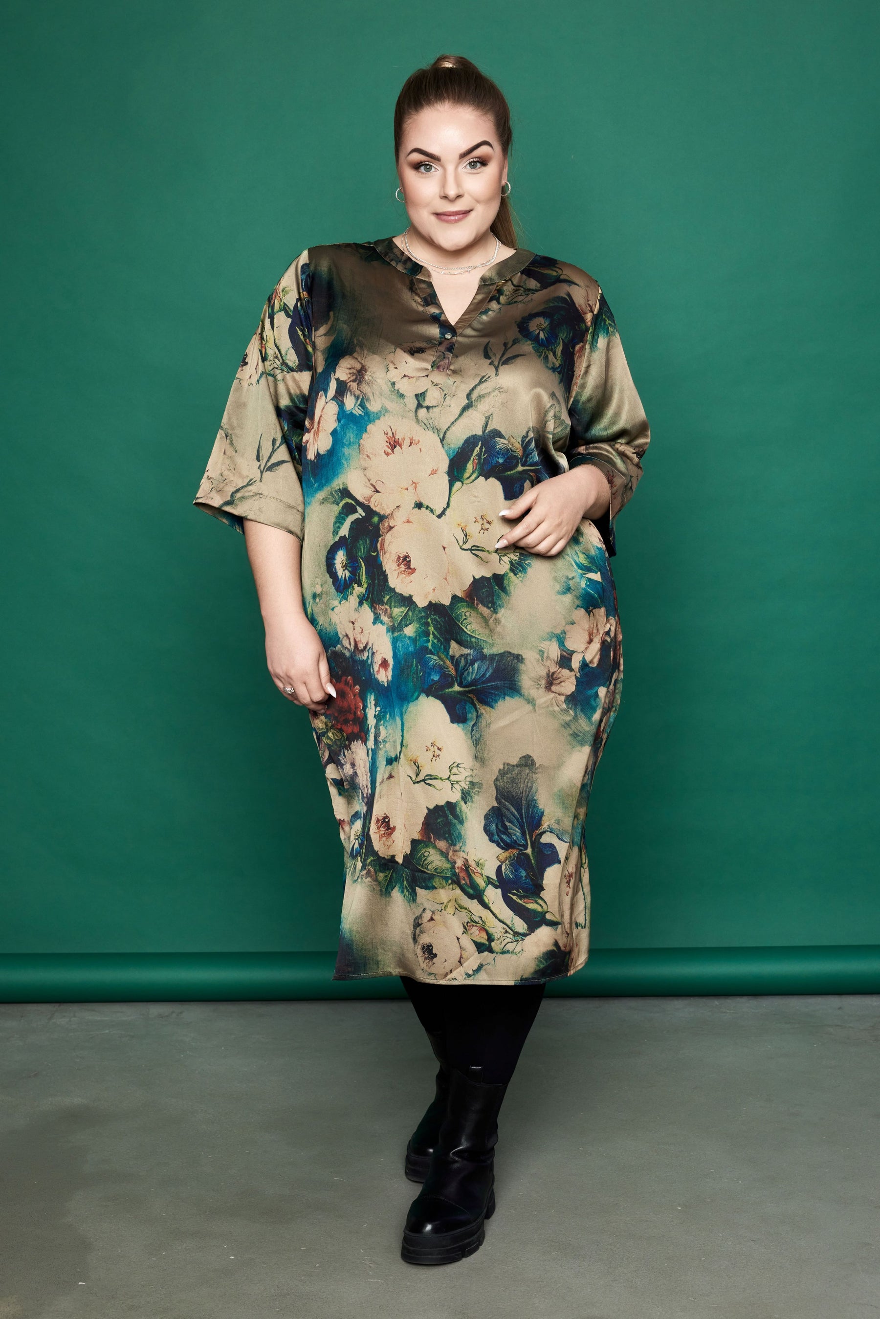 NO. 1 BY OX Elegant kjole med blomster Kjoler Warm Sand w Multicoloured Flowers