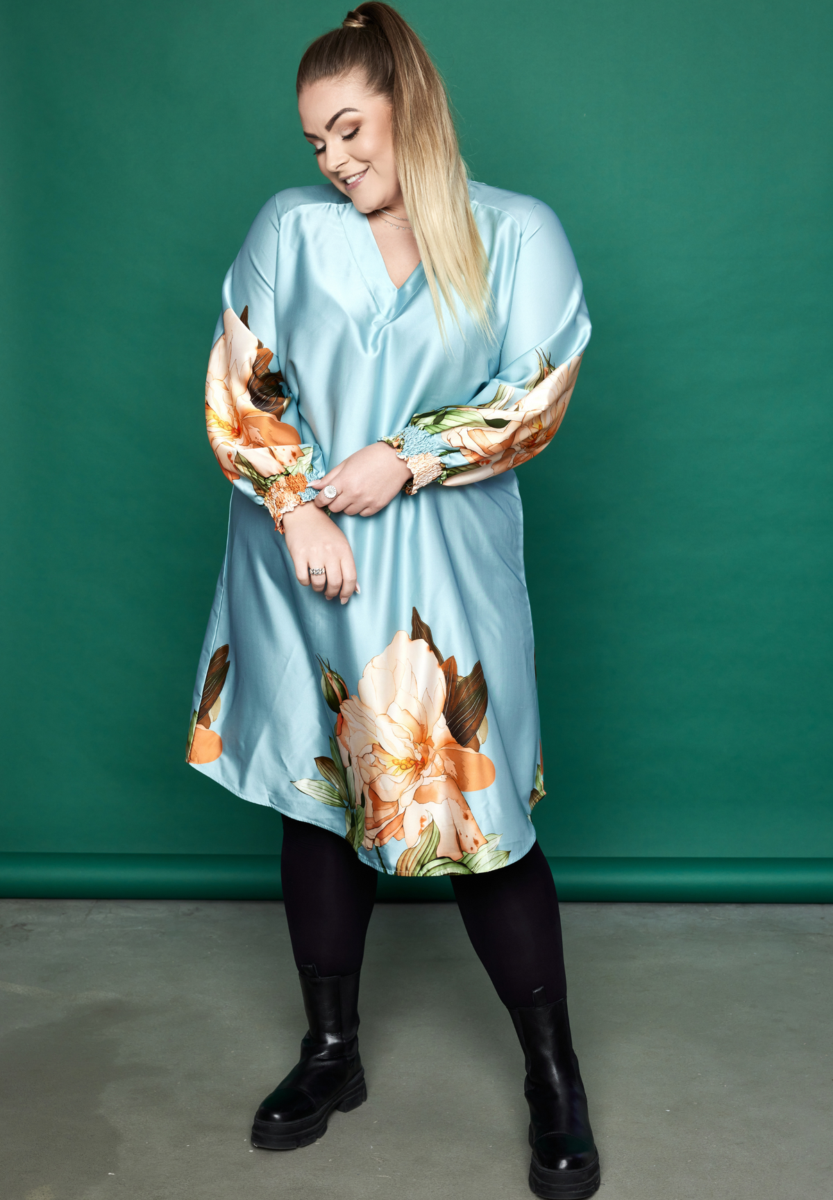 NO. 1 BY OX Elegant kjole med et smukt blomsterprint Kjoler Bright Ether Blue w Big Flower