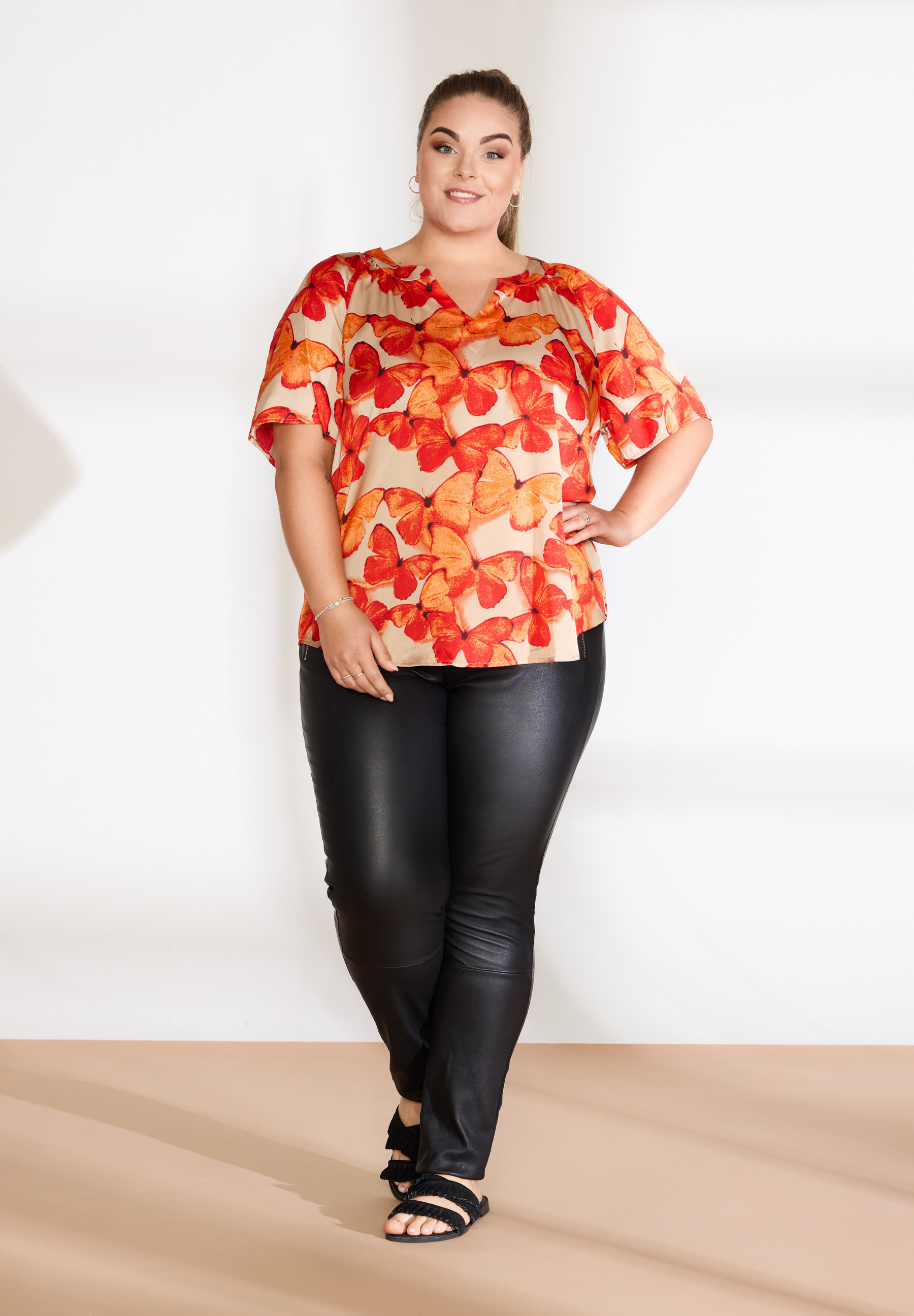NO. 1 BY OX Elegant og feminin t-shirt Bluser Beige w Red summer Orange butterflies