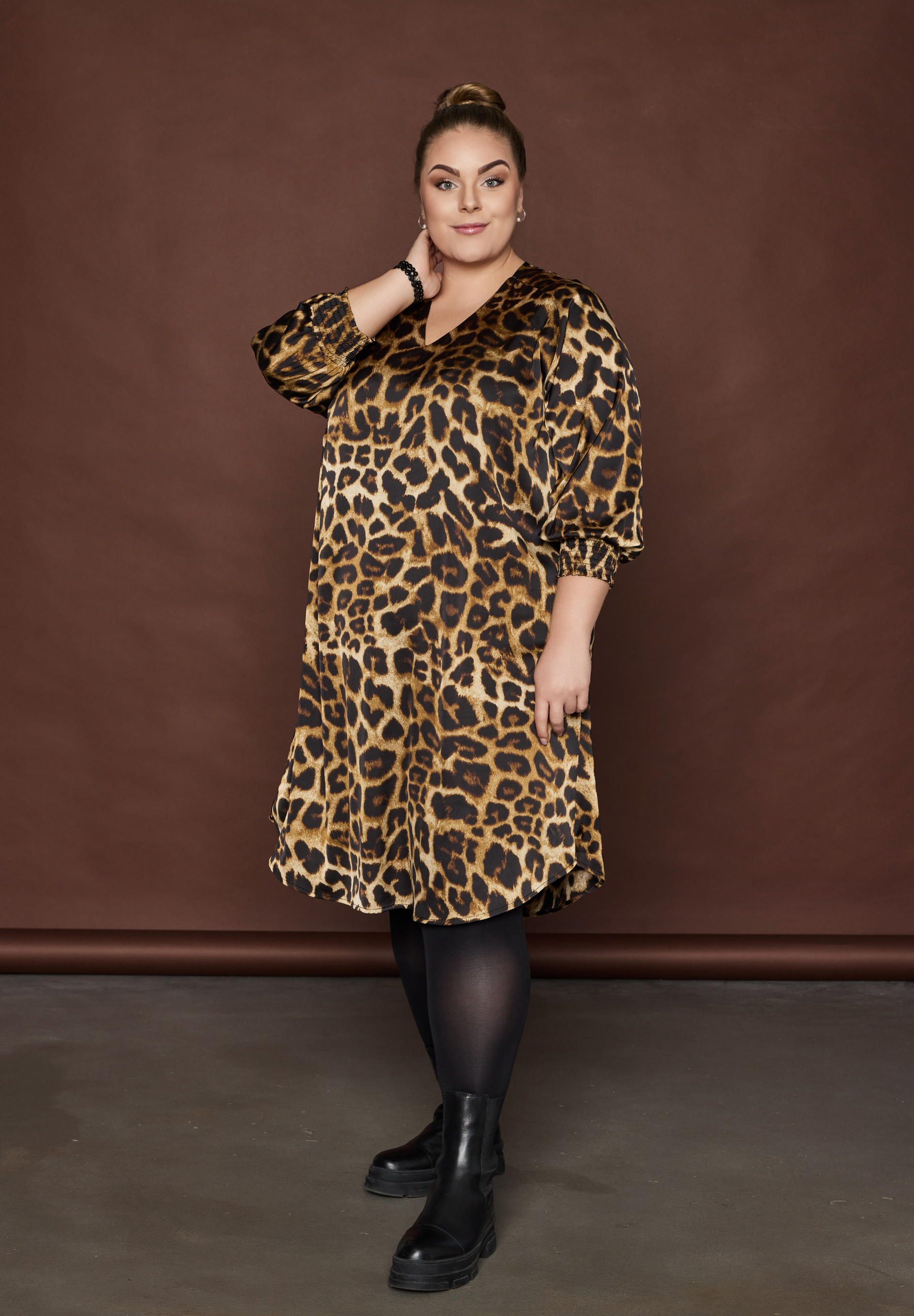 NO. 1 BY OX Elegant og klassisk kjole med leo print Kjoler Mocca Brown Leo Print