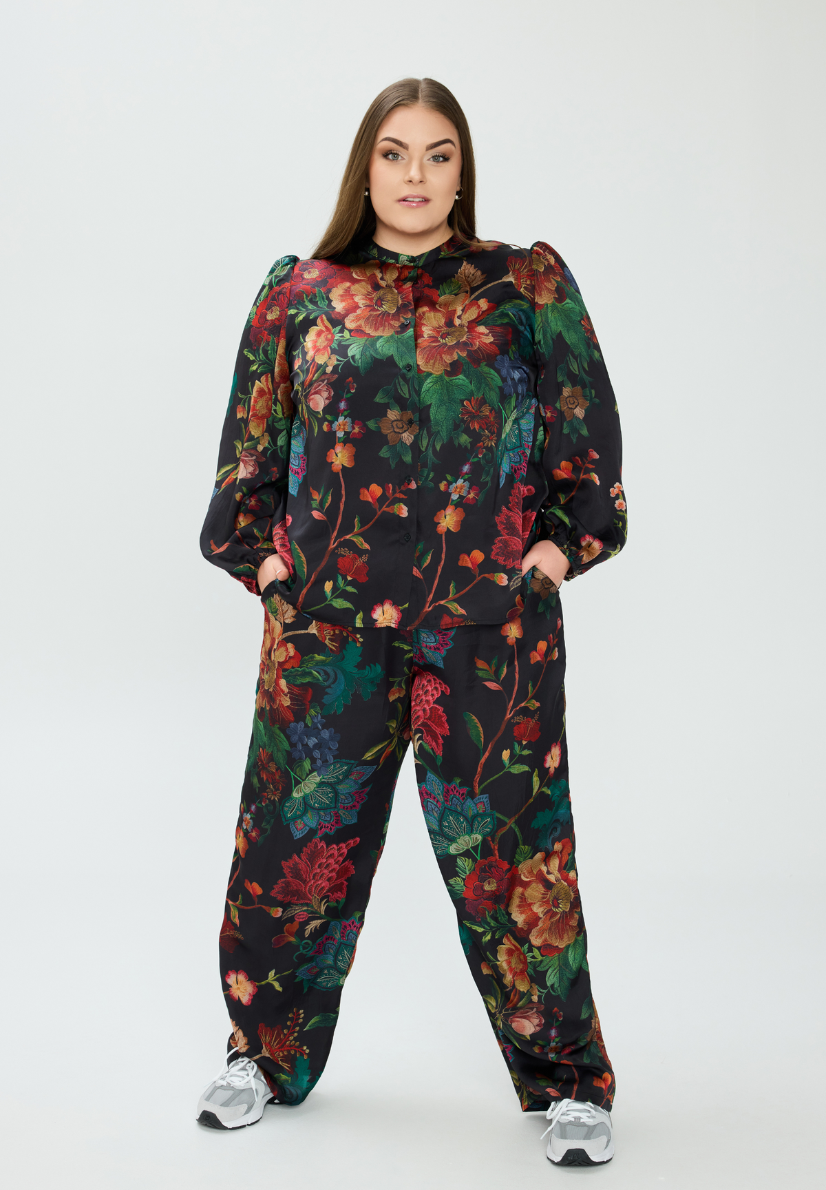 NO. 1 BY OX Elegante løse bukser i eksklusivt blomsterprint Bukser Black w multicolored flowers