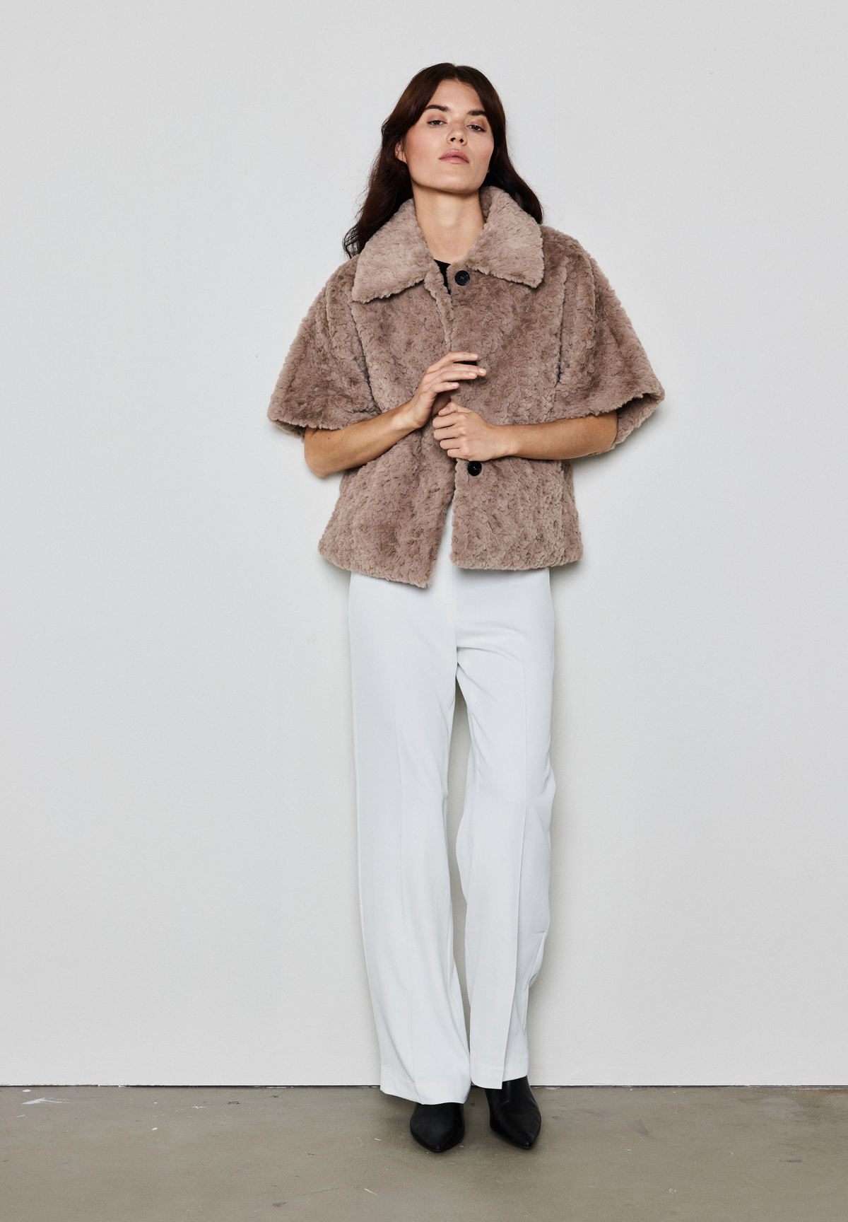 NOTYZ Faux fur jakke med korte ærmer Jakker Beige