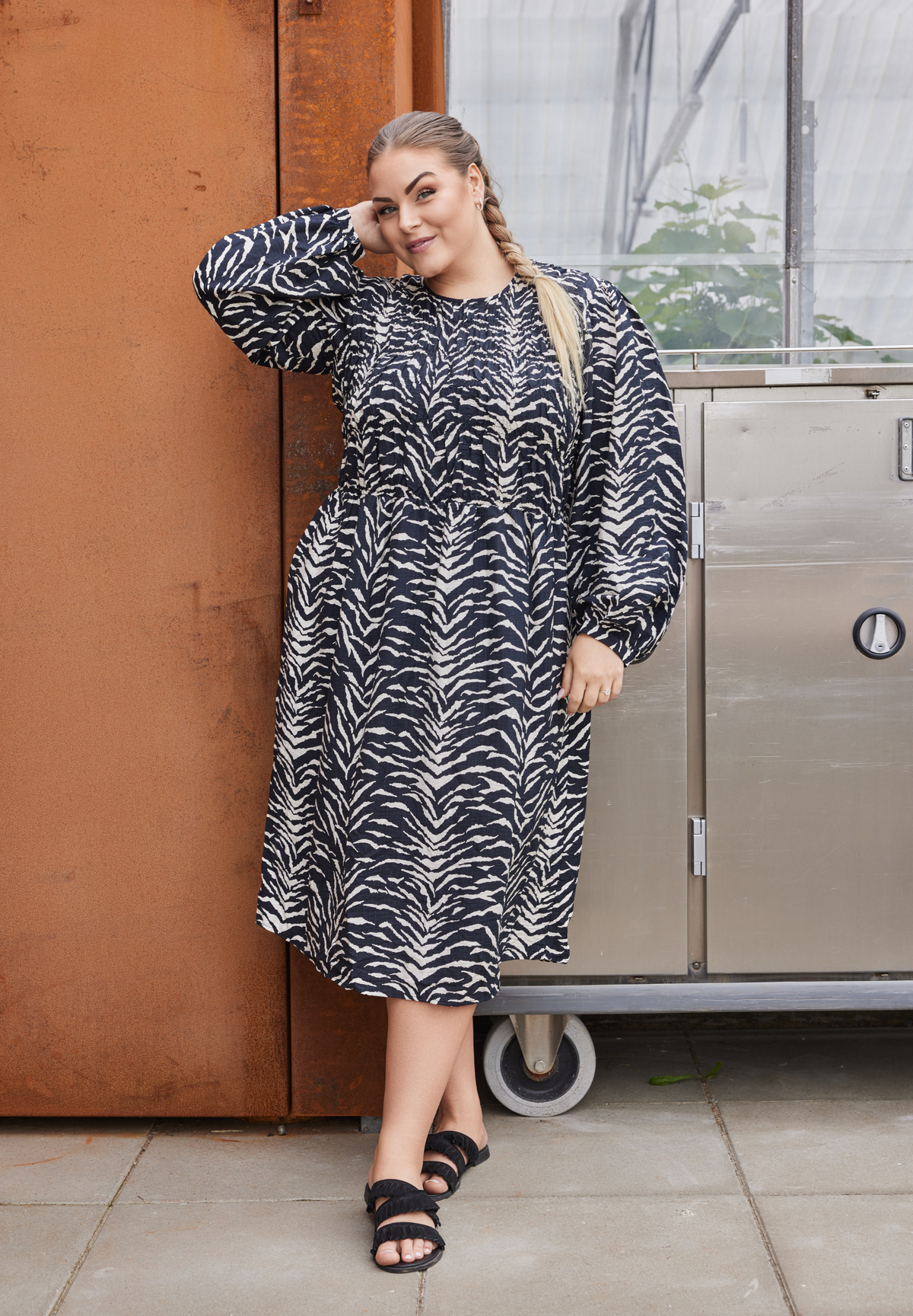 NO. 1 BY OX Kjole i zebra print med smock detaljer Kjoler Black w Cream Leo Print