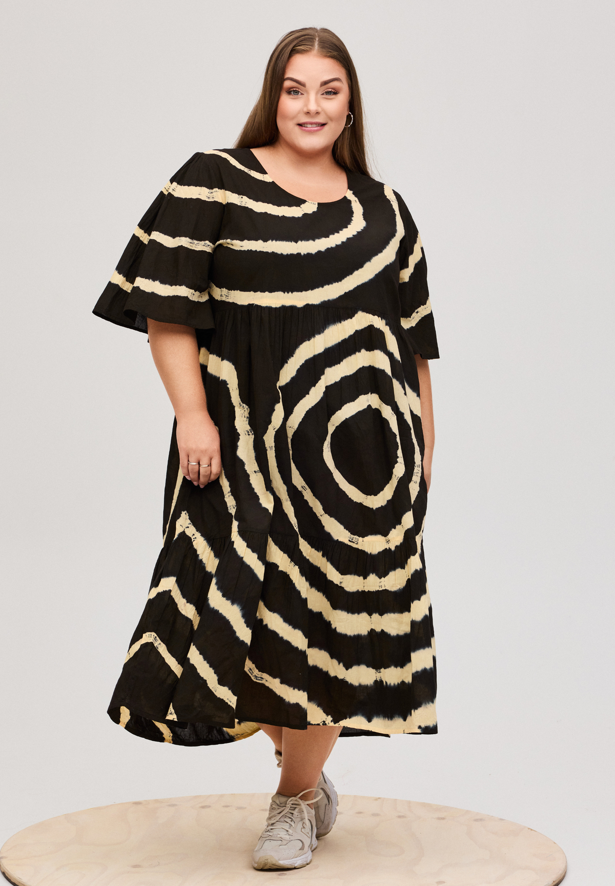 NO. 1 BY OX Kjole med cirkelmønster Kjoler Black and white tie dye