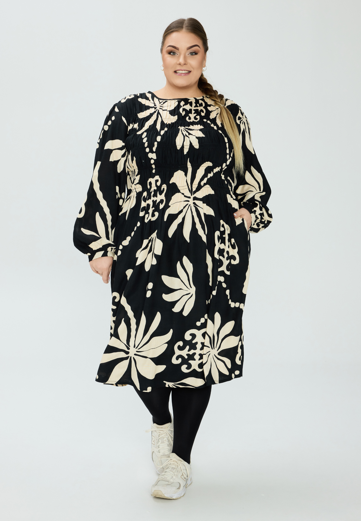 NO. 1 BY OX Klassisk og feminin kjole med smock-detaljer Kjoler Black/White leaf print