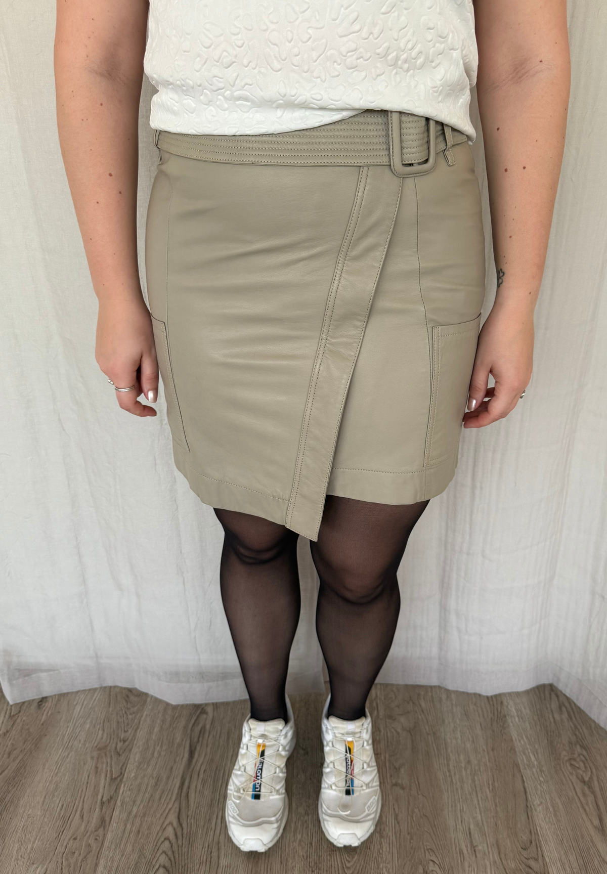 NOTYZ Lædernederdel med bælte - KOLLEKTIONSSALG Nederdele Plaza Taupe