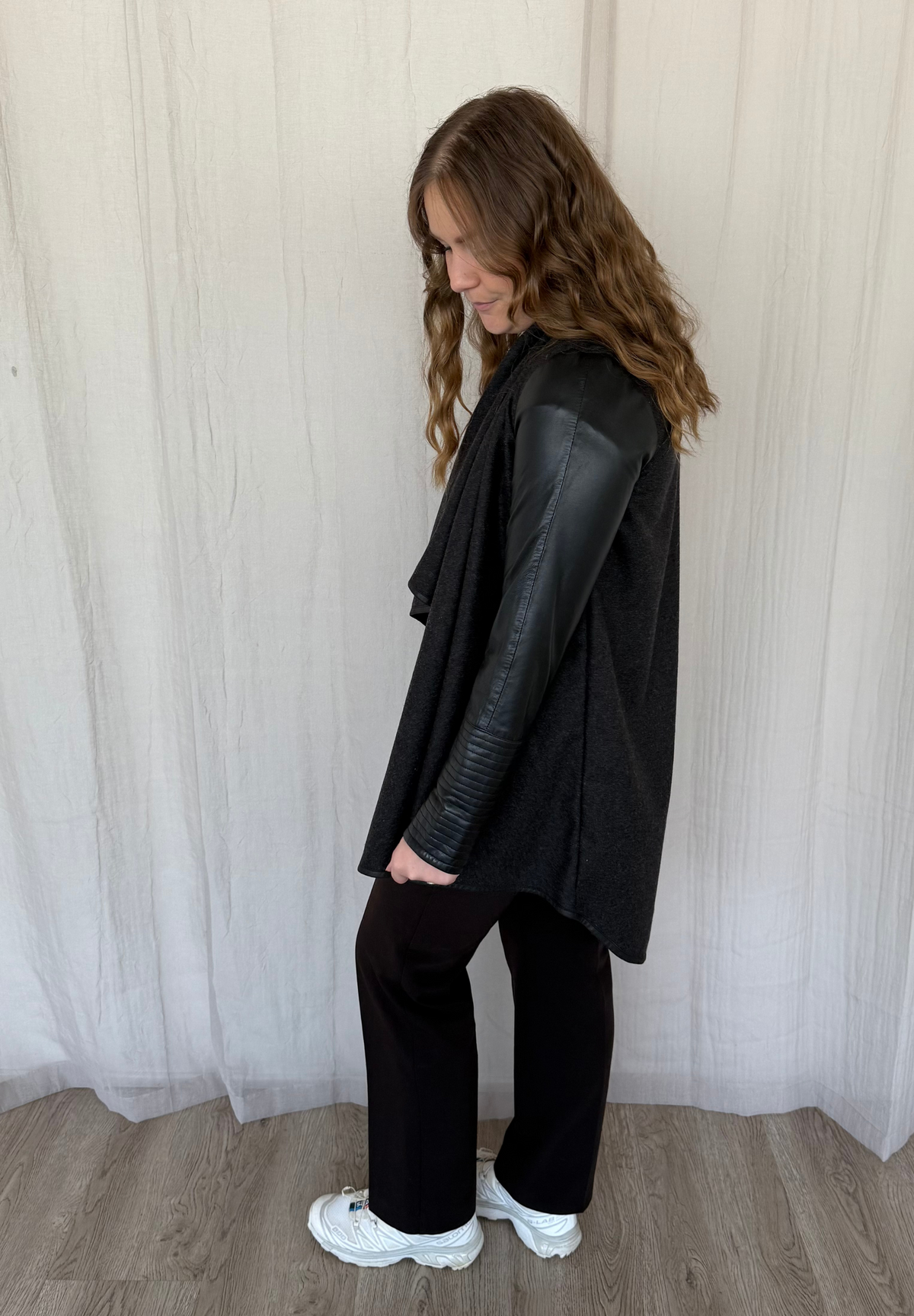 BTFCPH Lang cardigan i uld med ærmer i læder - KOLLEKTIONSSALG Nederdele Sort