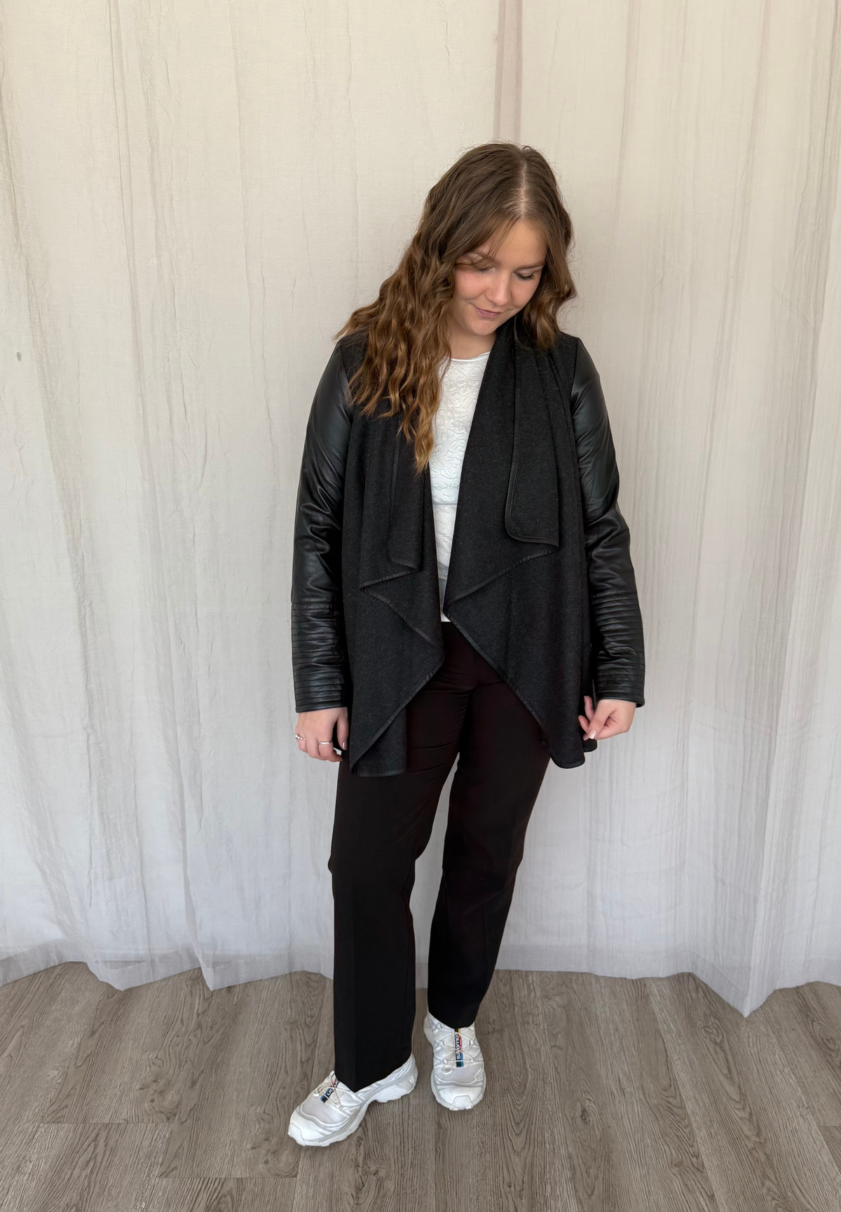 BTFCPH Lang cardigan i uld med ærmer i læder - KOLLEKTIONSSALG Nederdele Sort