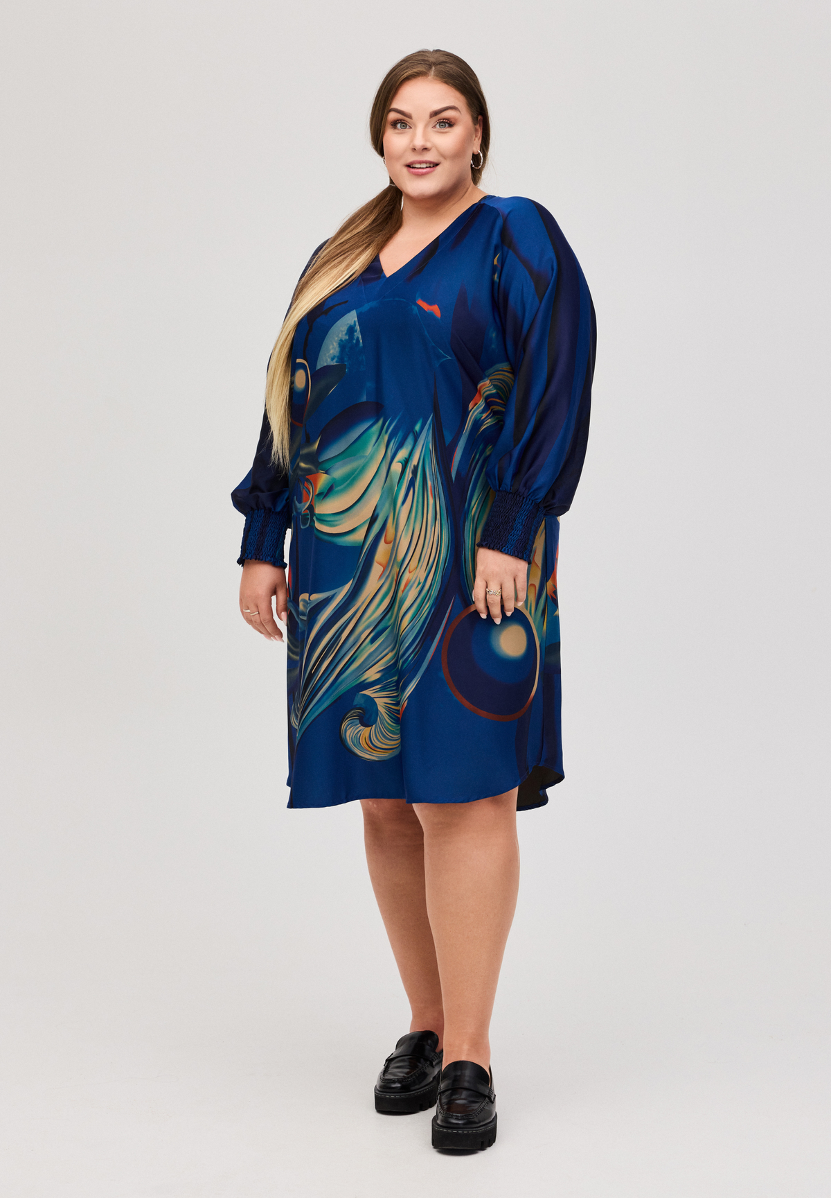 NO. 1 BY OX Løs V-hals kjole med lange ærmer og smock manchetter Kjoler Dark Cobalt Blue w big graphic print