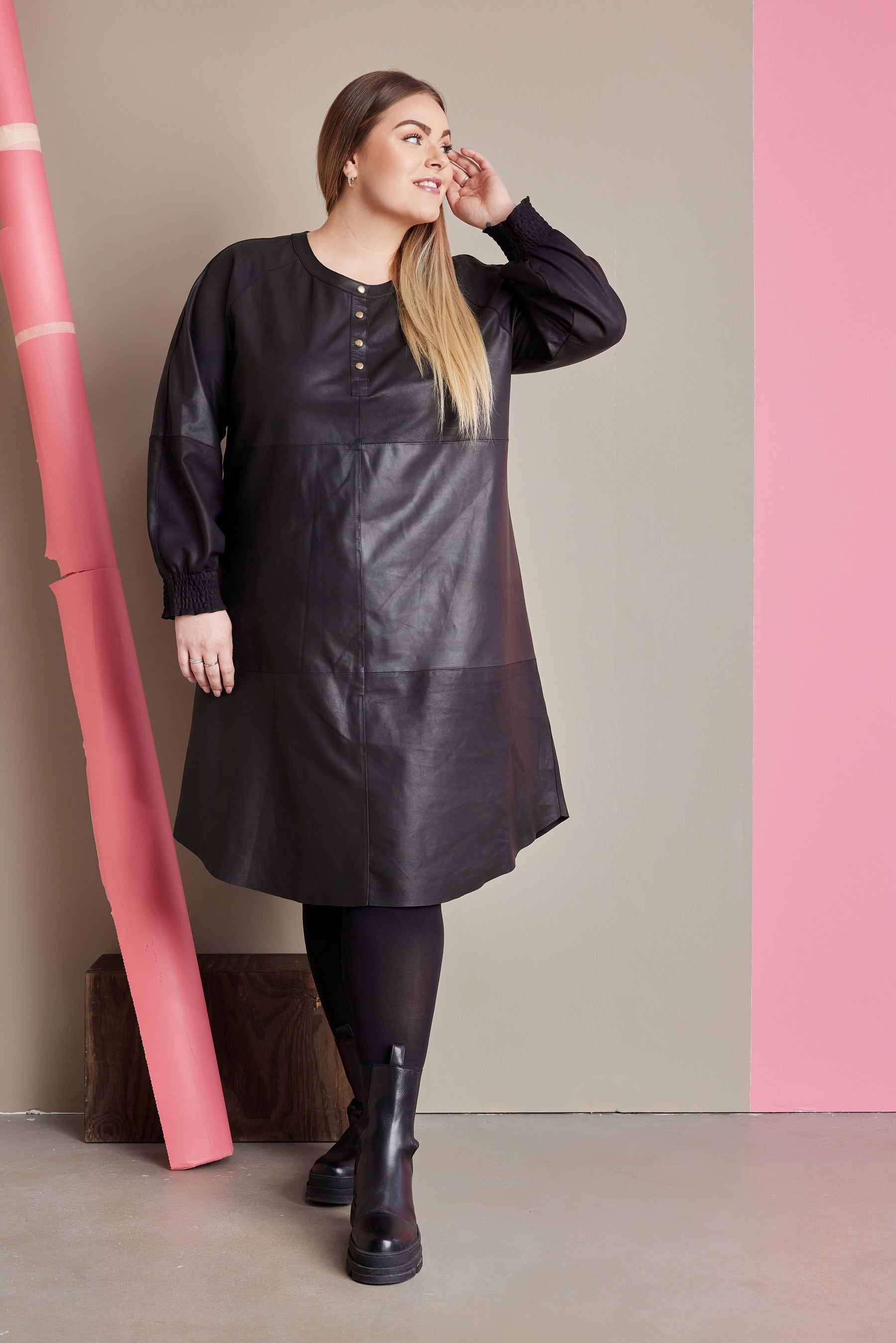 NO. 1 BY OX Skind kjole med smock (Str. 36 - 48) Kjoler Sort