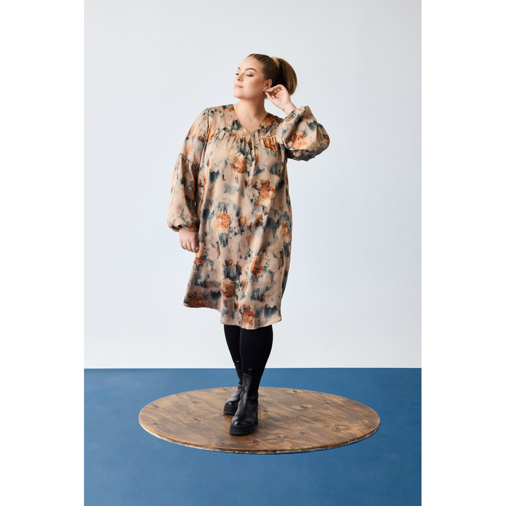 NO. 1 BY OX V neck Dress w yoke and puff sleeves Kjoler Warm sand w Apricot flowers and gold foil