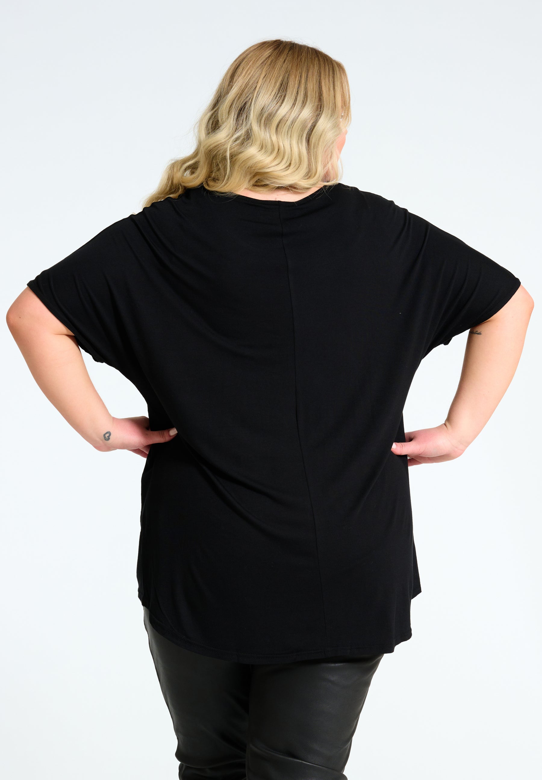 NO. 1 BY OX T-shirt med batwing-ærmer i viskose T-shirts Sort