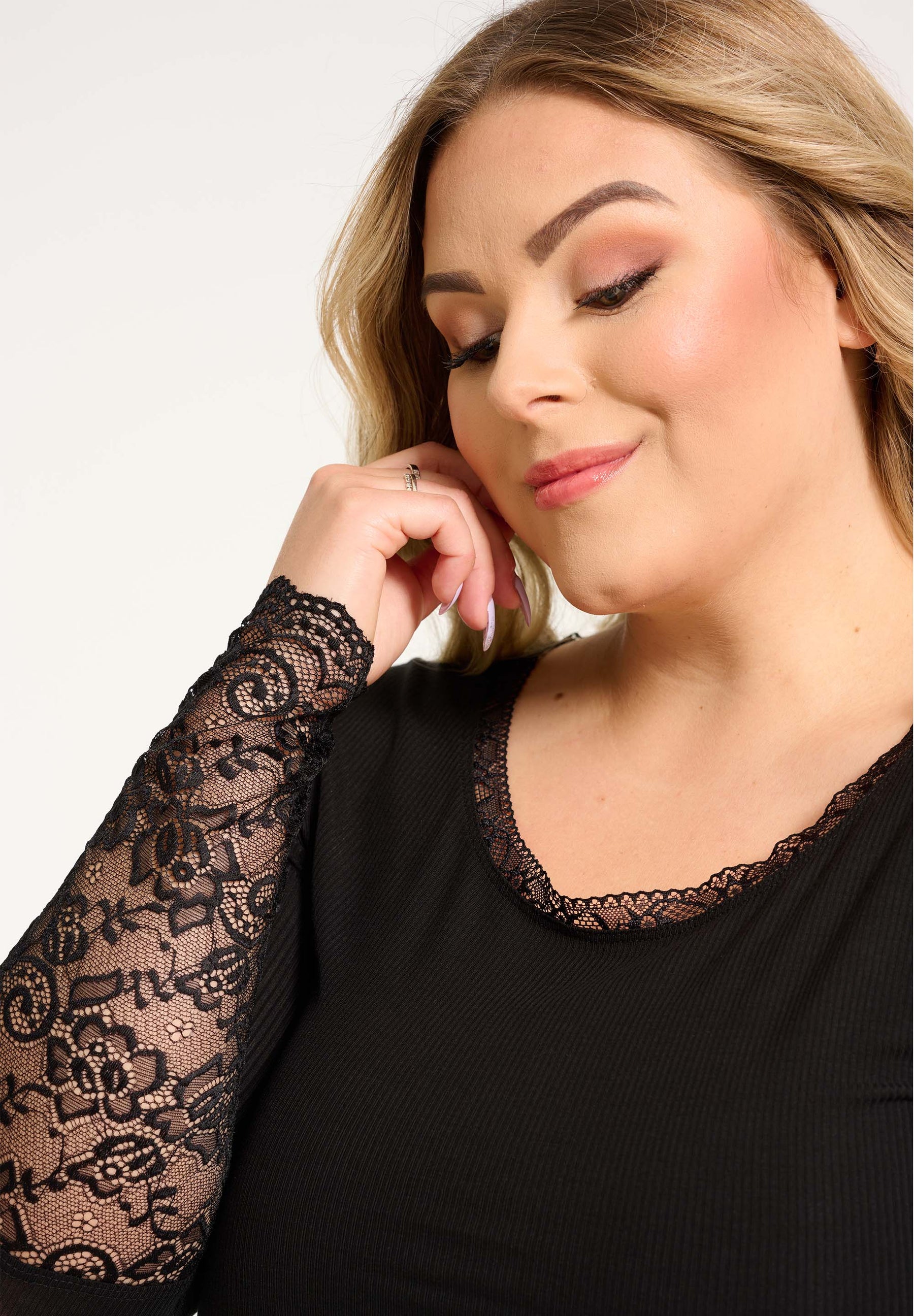 NO. 1 BY OX Bluse med blonder på ærmerne Bluser Sort