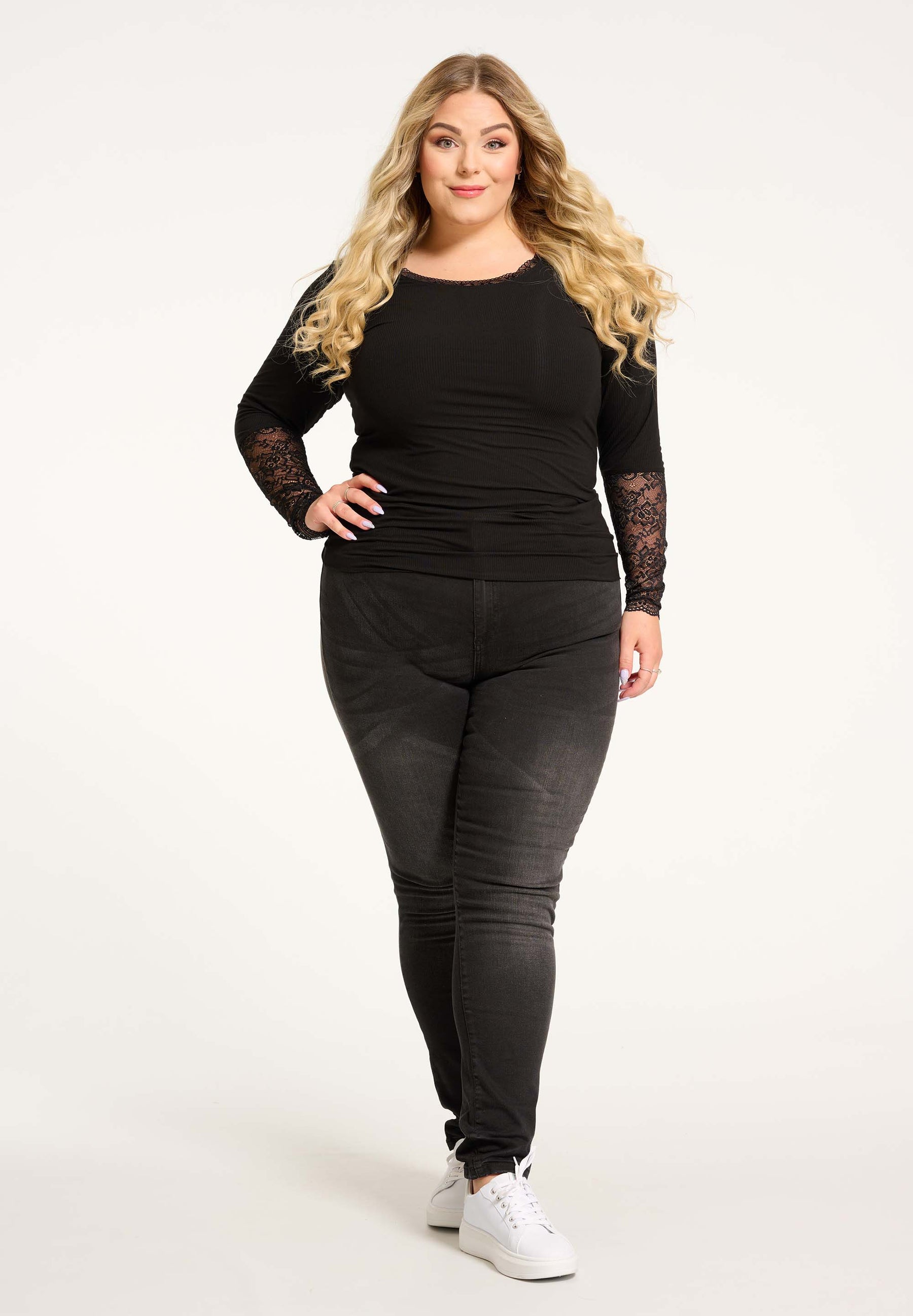NO. 1 BY OX Bluse med blonder på ærmerne Bluser Sort