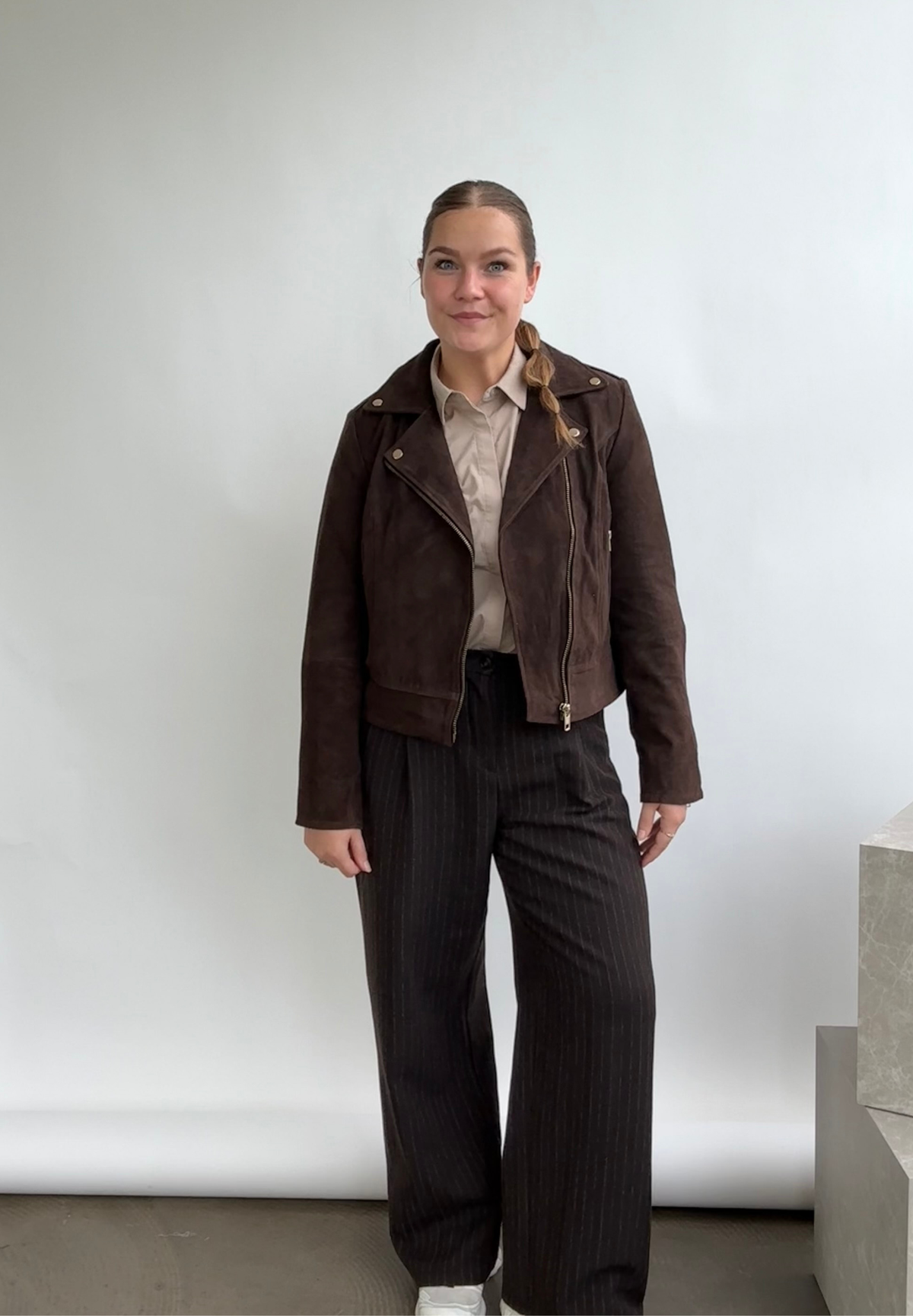 NOTYZ Bikerjakke i ruskind Jakker Dark Chocolate Brown w. Light Gold acc.