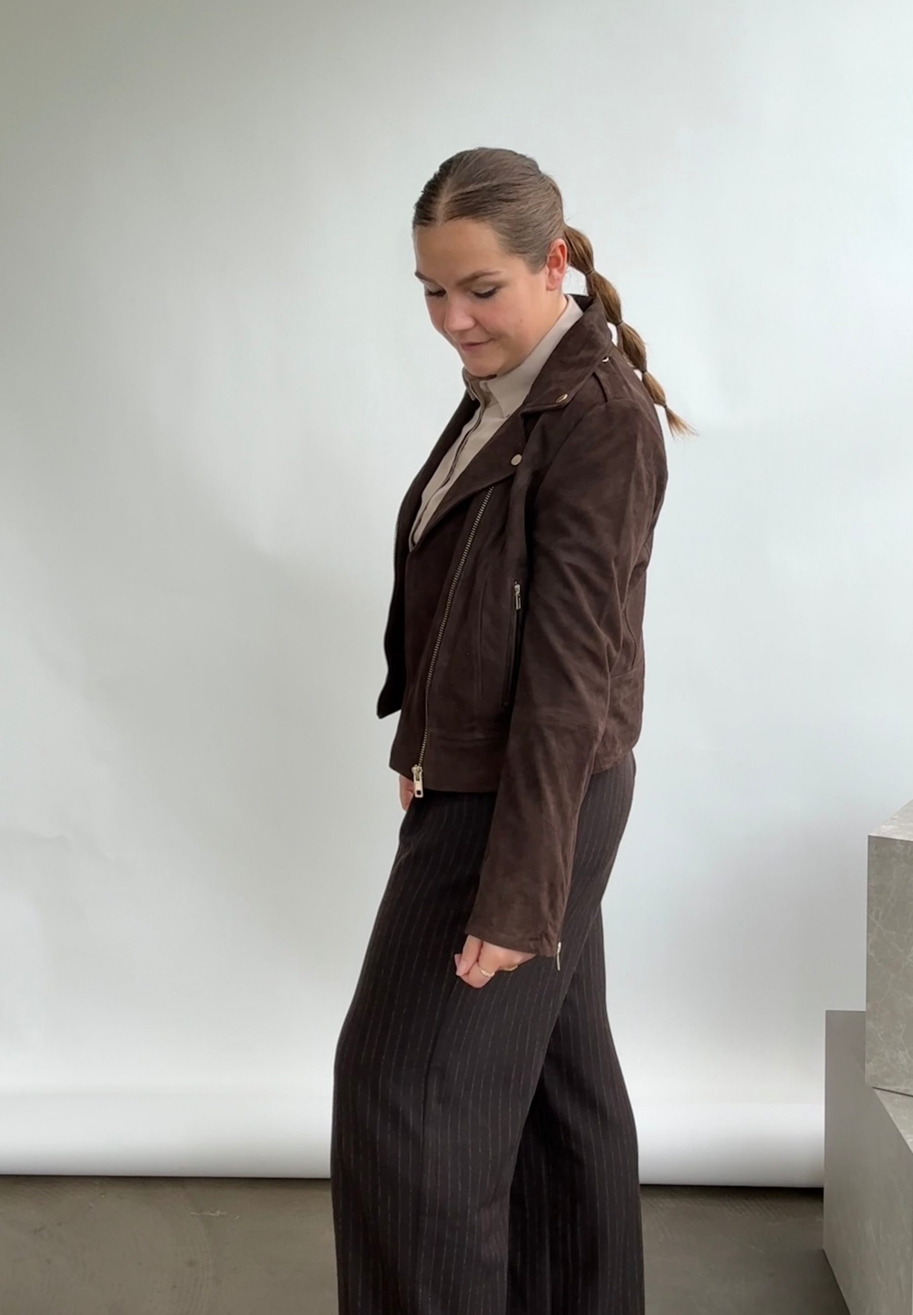 NOTYZ Bikerjakke i ruskind Jakker Dark Chocolate Brown w. Light Gold acc.