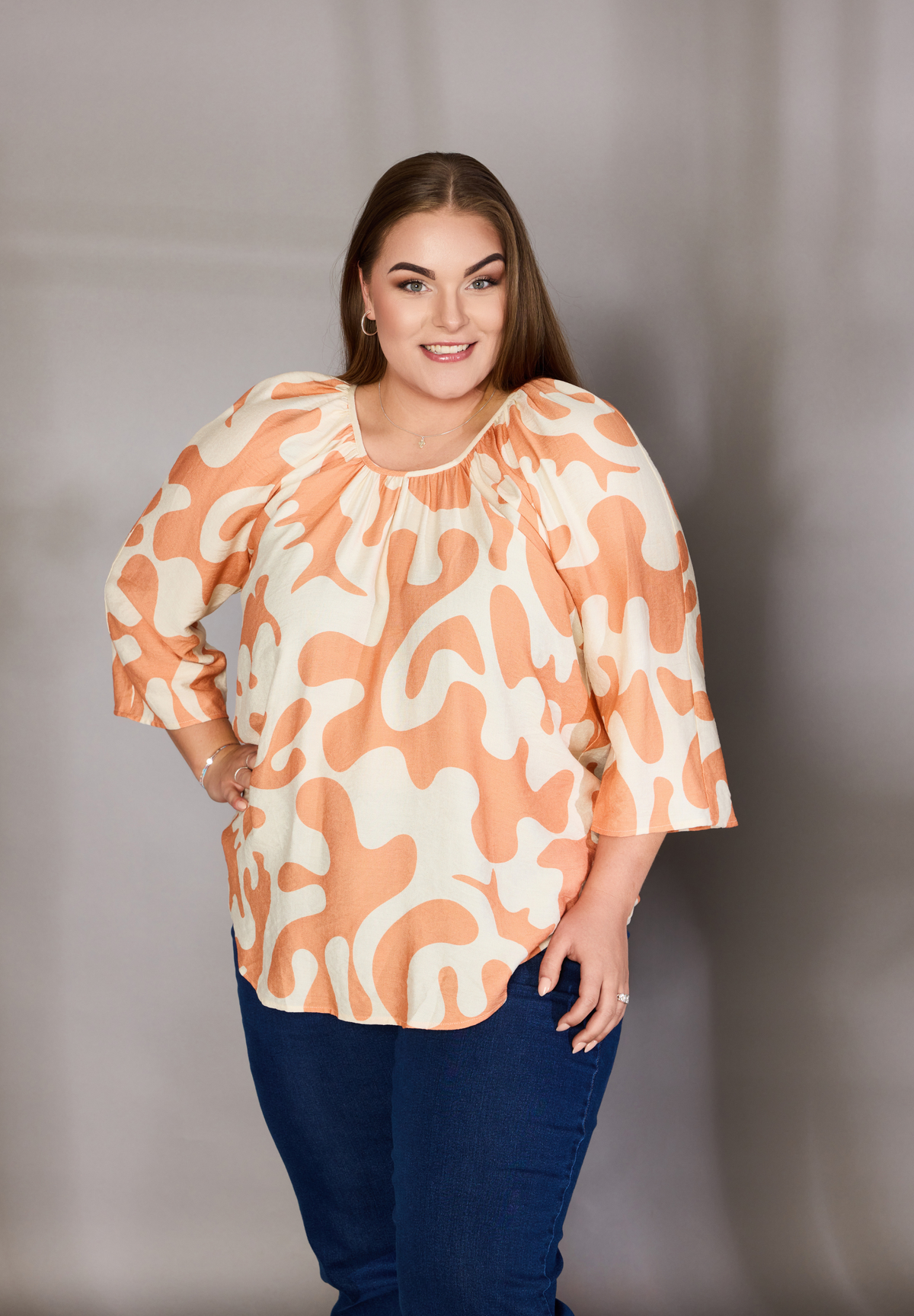 NO. 1 BY OX Blouse w wrinkles in neckline and 3/4 sleeves Bluser Sand w Coral Reef splatter print