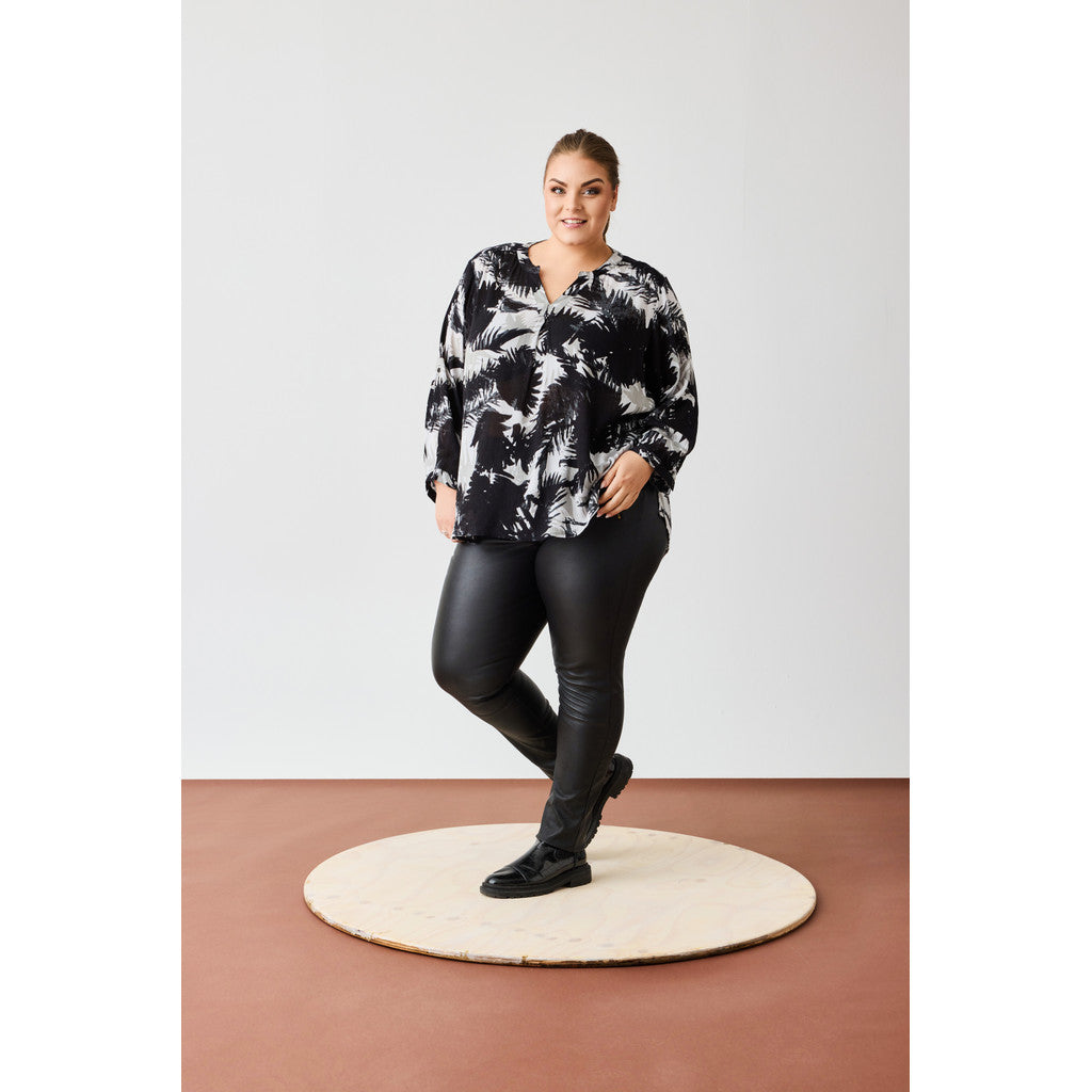 NO. 1 BY OX Bluse i viskose med klassisk print Bluser White w Black/Grey flowers