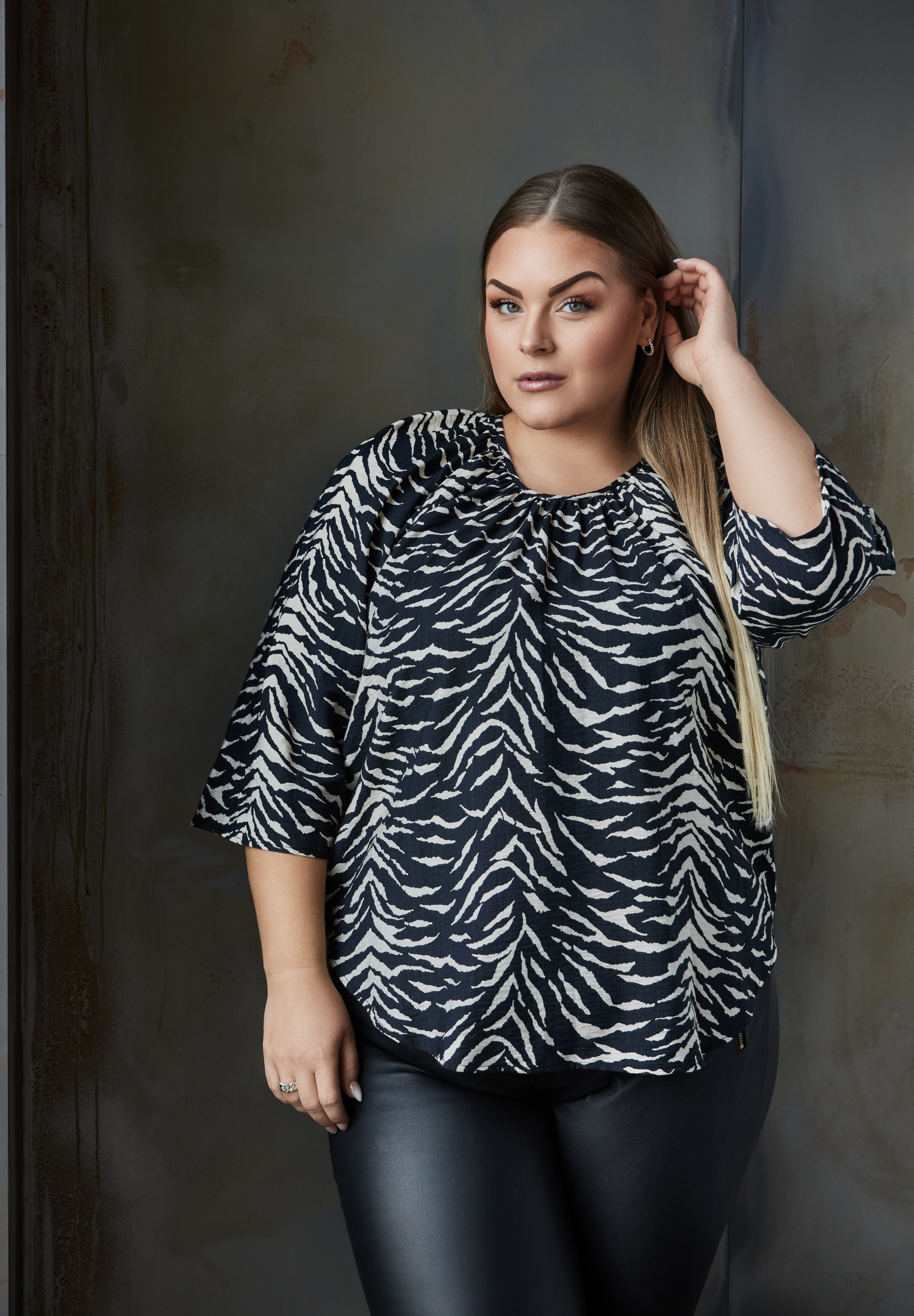 NO. 1 BY OX Bluse med zebra print Bluser Black w Cream Leo Print