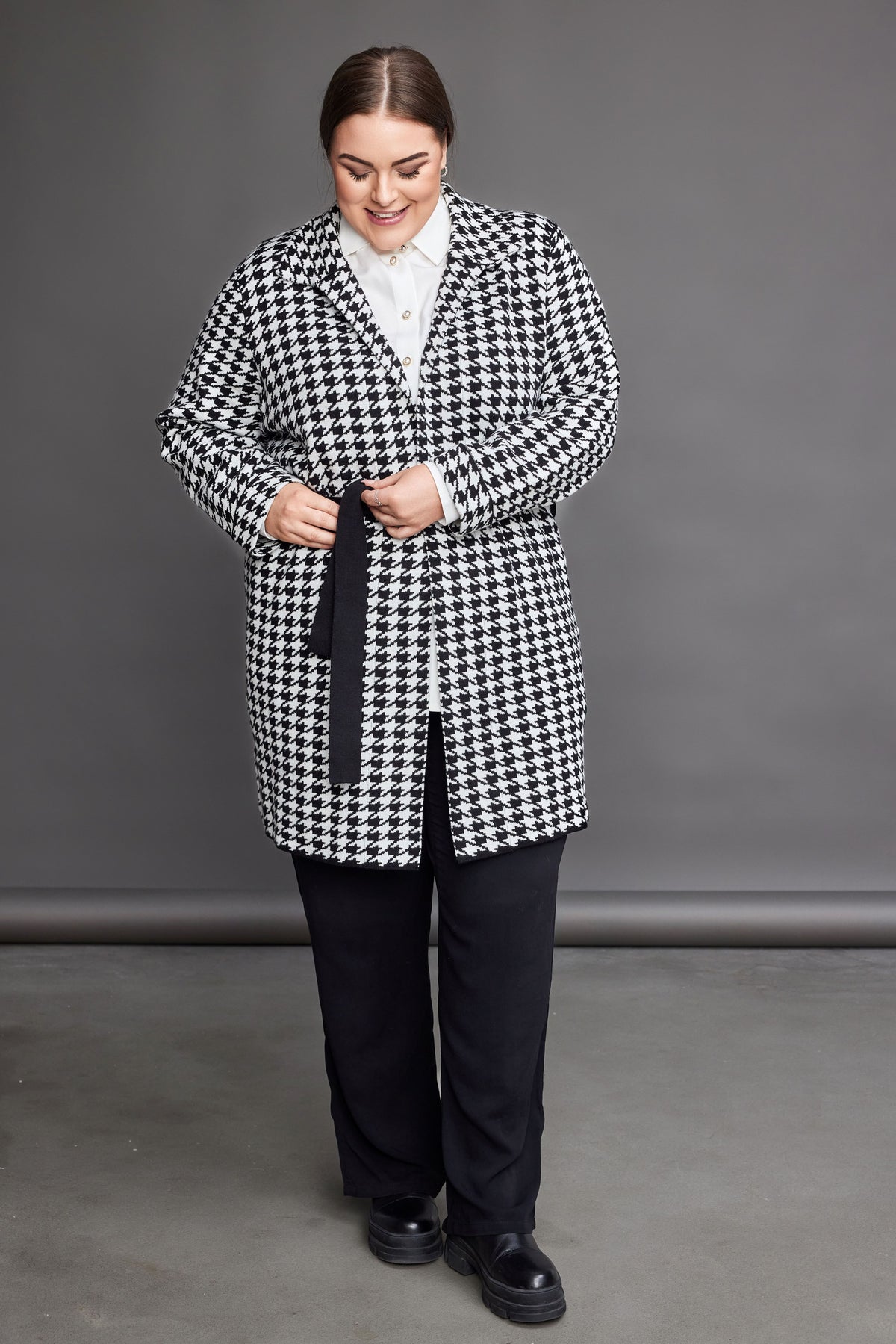 NO. 1 BY OX Cardigan med knytband Cardigans Svart med Off White hundcheck