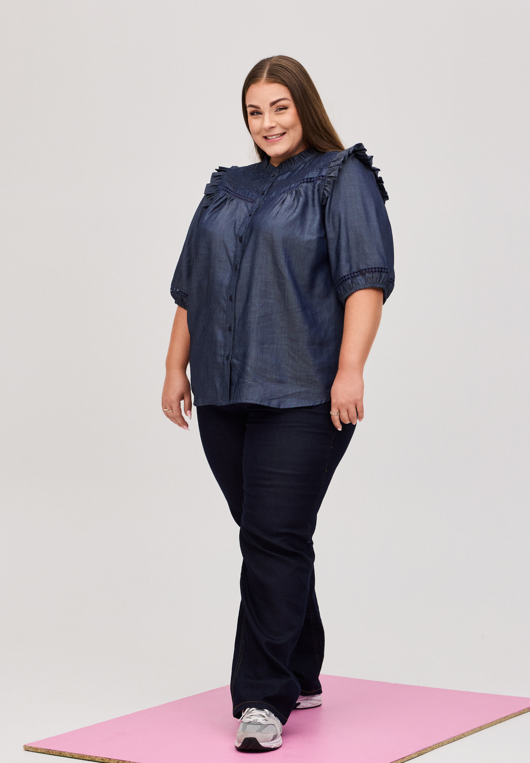 NO. 1 BY OX Elegant bluse med flæse detaljer Skjorter Blå