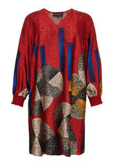 NO. 1 BY OX Elegant kjole med V-udskæring Kjoler Deep Red w coloured graphic print