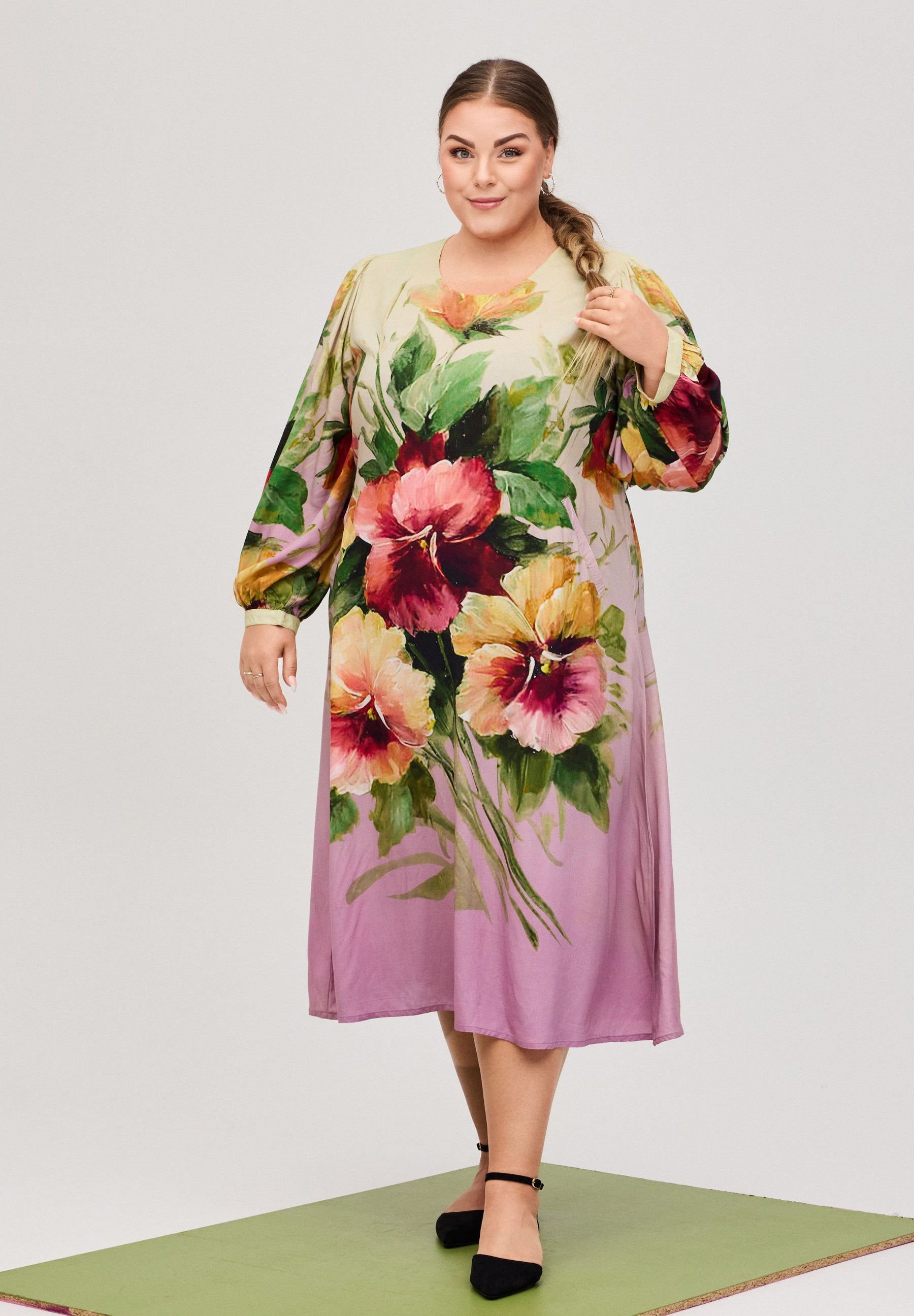 NO. 1 BY OX Elegant kjole med bindebånd Kjoler Sand with multicolored big flowers