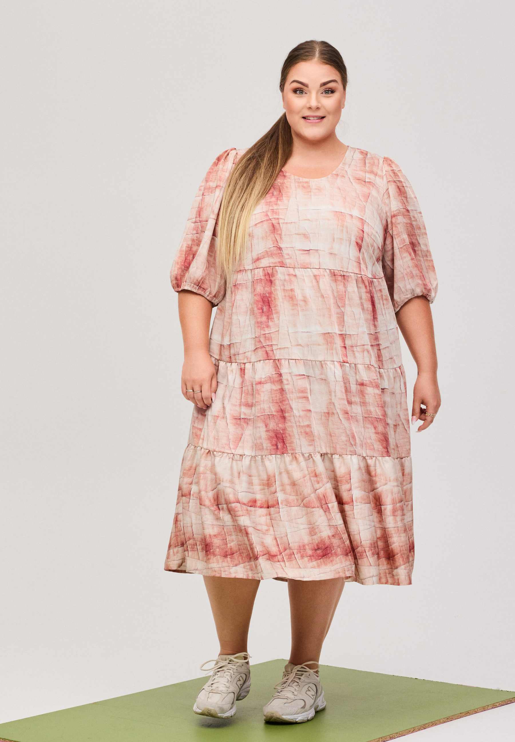 NO. 1 BY OX Elegant kjole med bindebånd Kjoler Light pink earth print