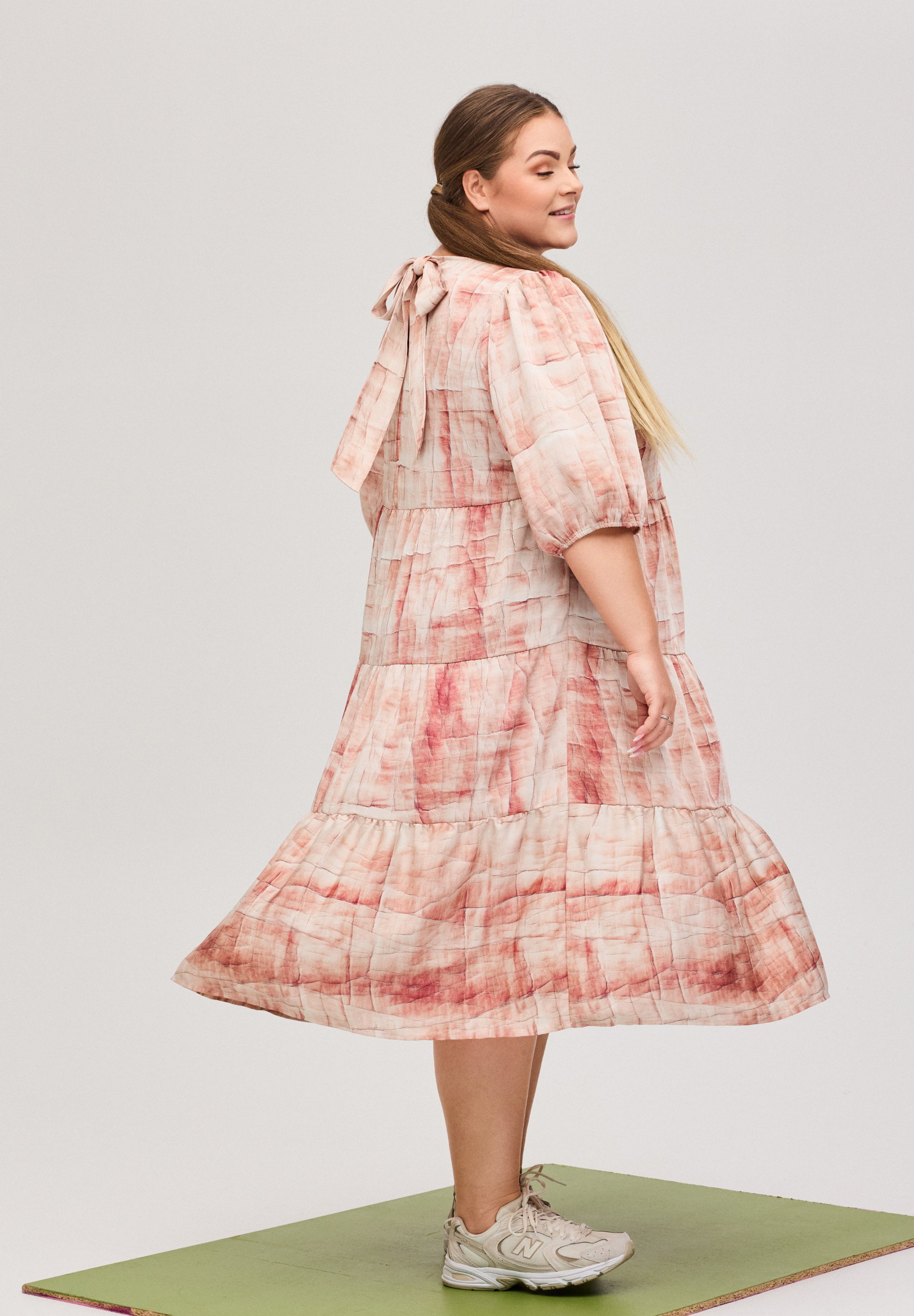 NO. 1 BY OX Elegant kjole med bindebånd Kjoler Light pink earth print