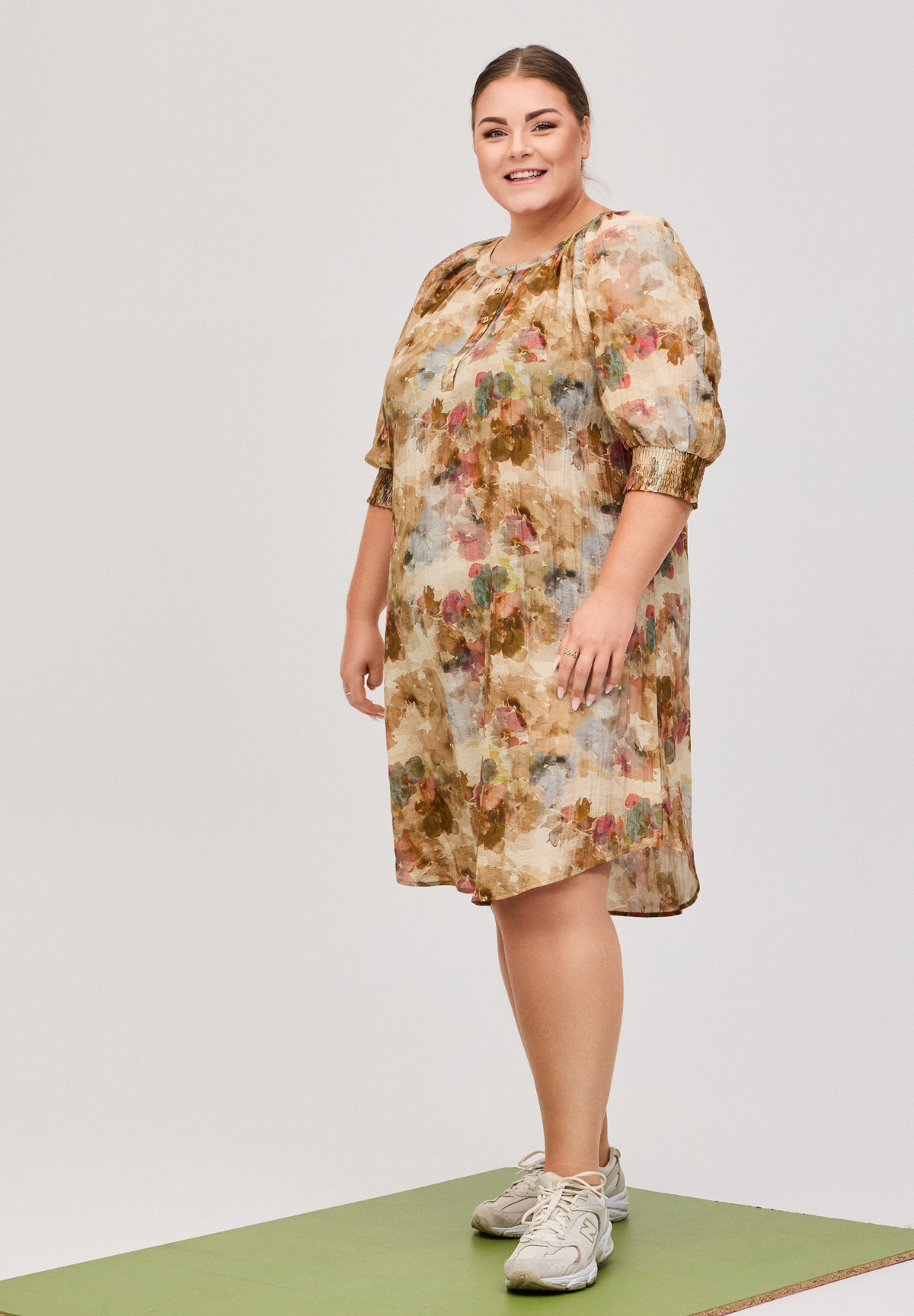 NO. 1 BY OX Elegant kjole med korte ærmer Kjoler Sand w watercolour flowers