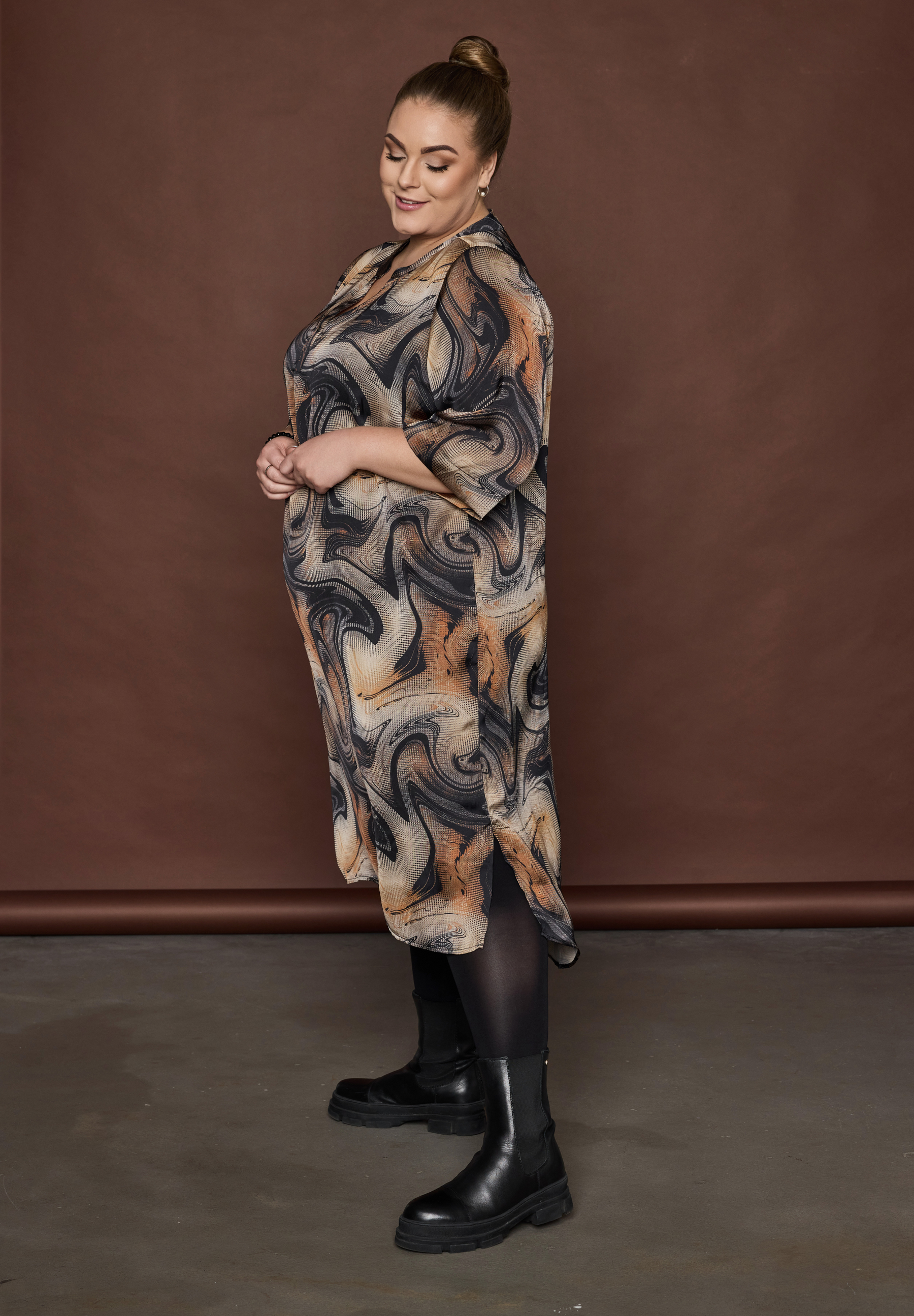 NO. 1 BY OX Elegant kjole med skjulte lommer Kjoler Brown and black swirl print