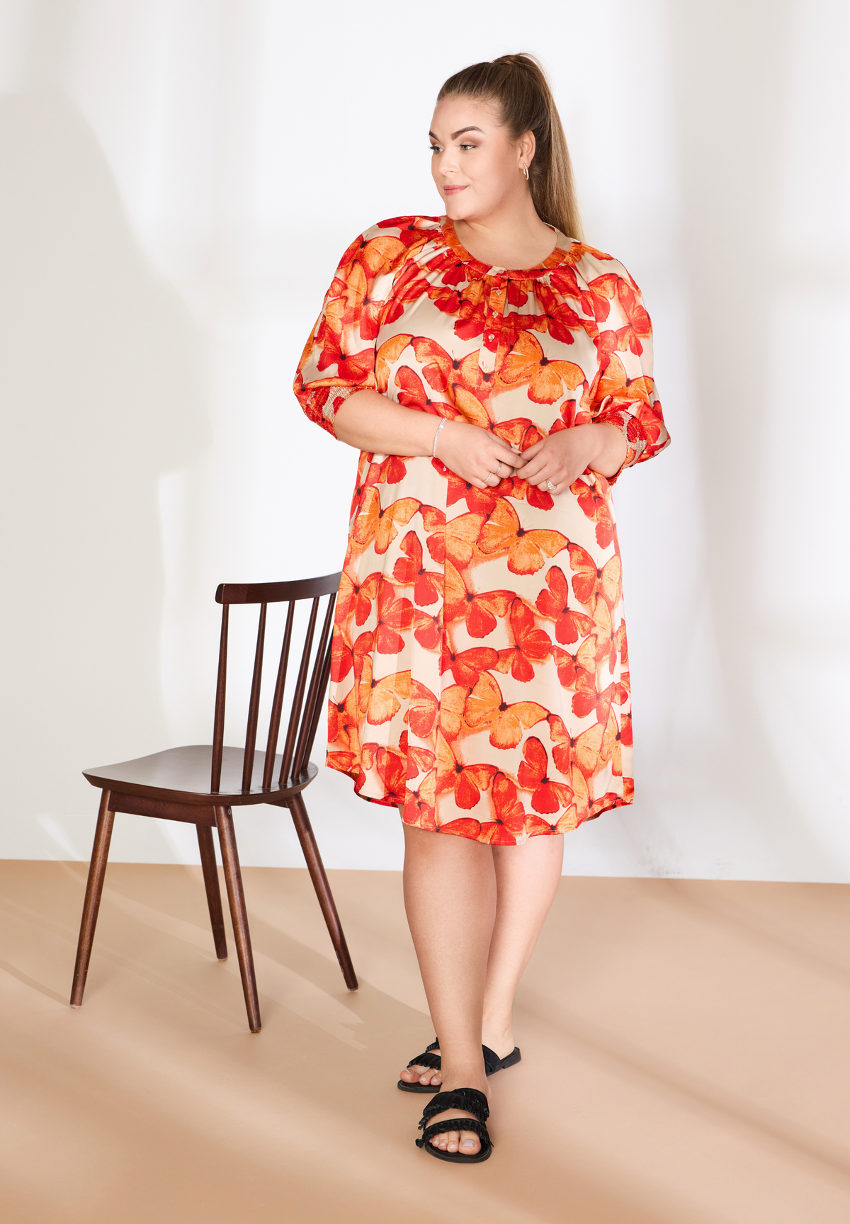 NO. 1 BY OX Elegant og feminin kjole Kjoler Beige w Red summer Orange butterflies