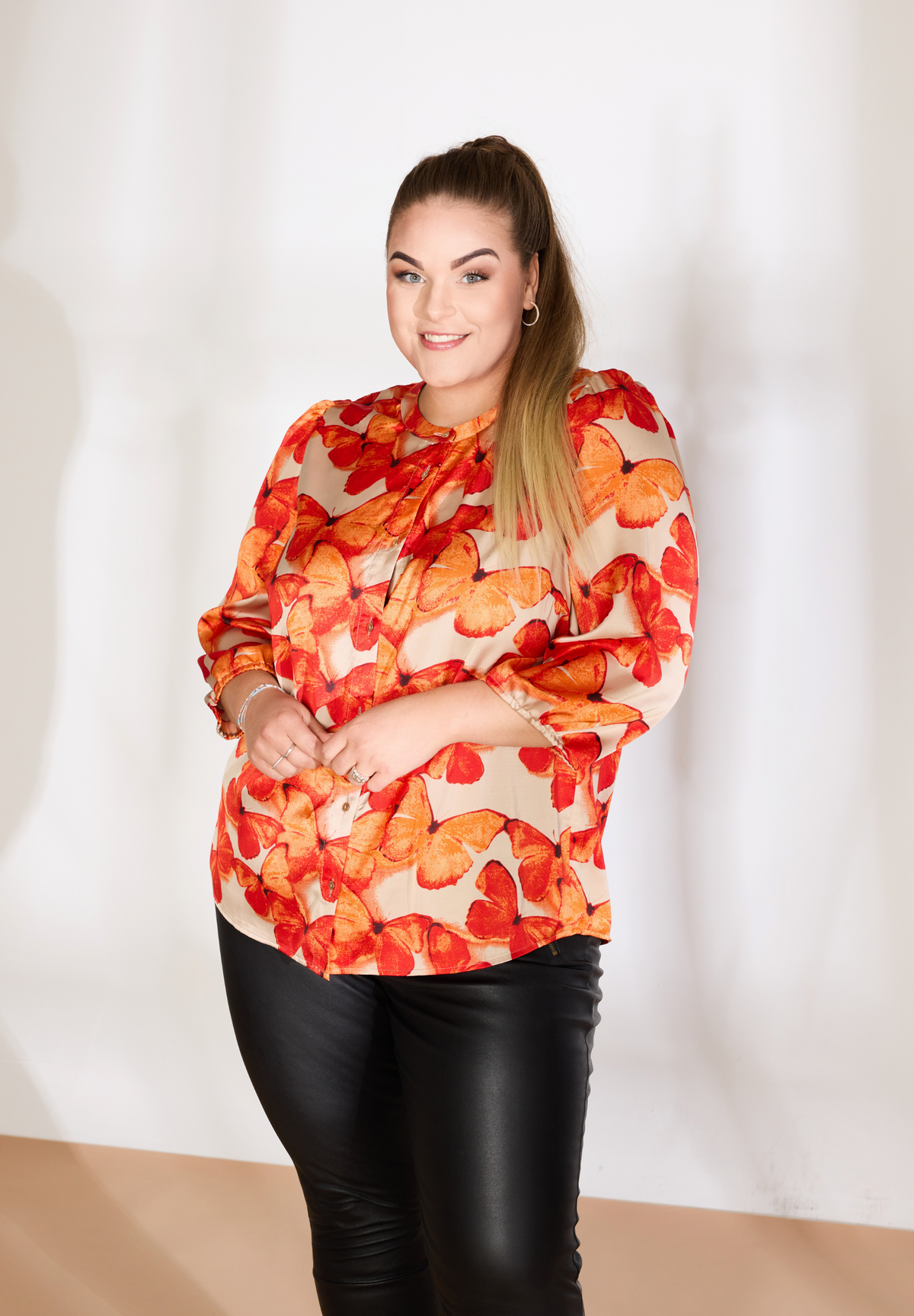NO. 1 BY OX Elegant og feminin skjorte Skjorter Beige w Red summer Orange butterflies