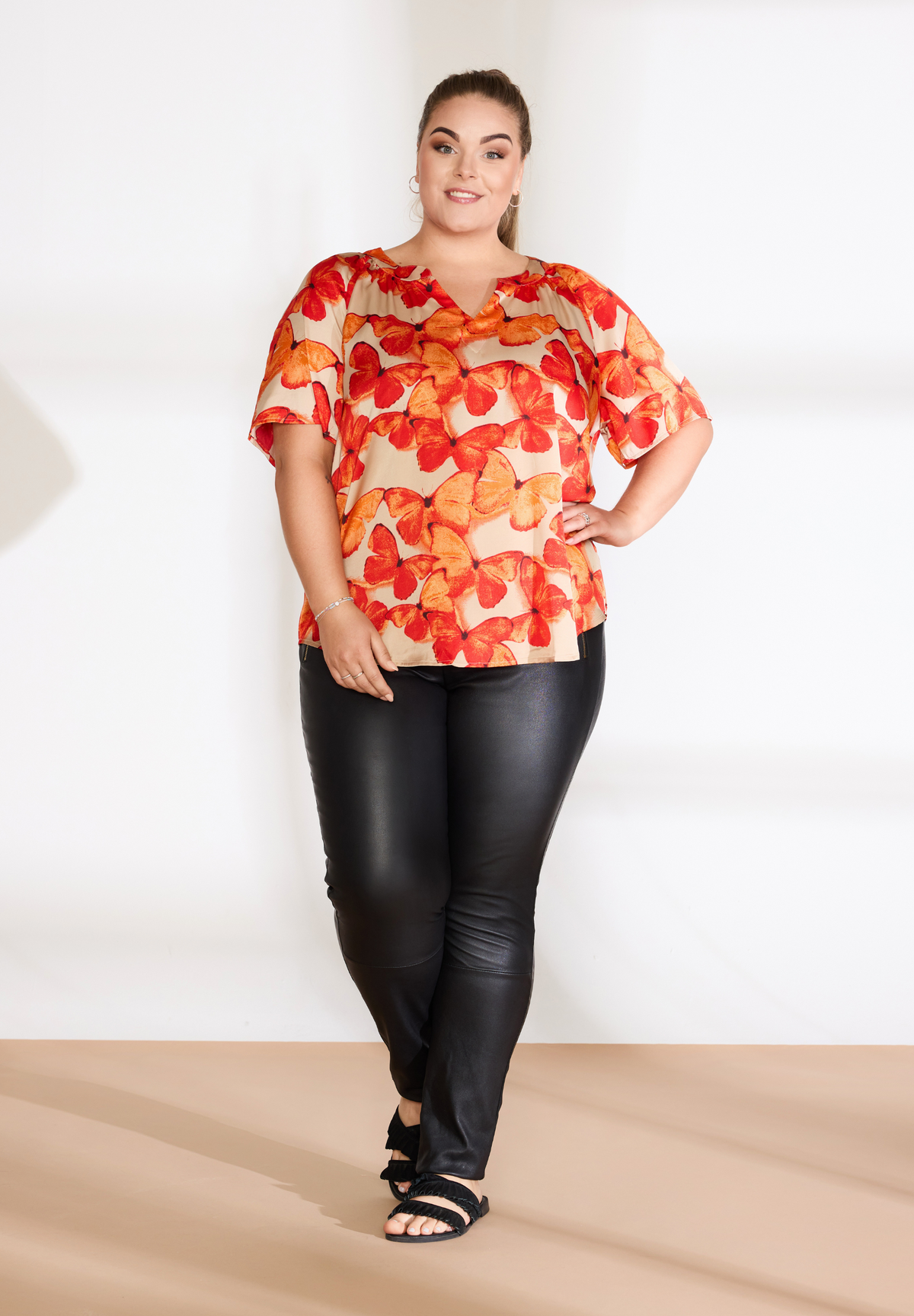 NO. 1 BY OX Elegant og feminin t-shirt Bluser Beige w Red summer Orange butterflies