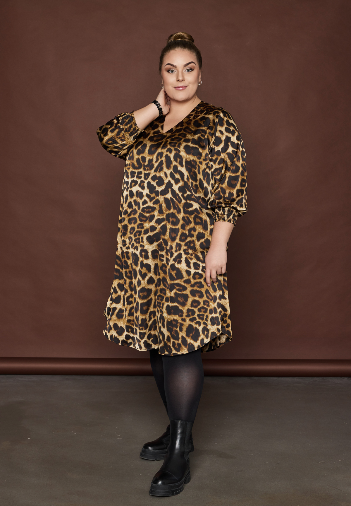 NO. 1 BY OX Elegant og klassisk kjole med leo print Kjoler Mocca Brown Leo Print