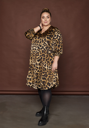 NO. 1 BY OX Elegant og klassisk kjole med leo print Kjoler Mocca Brown Leo Print
