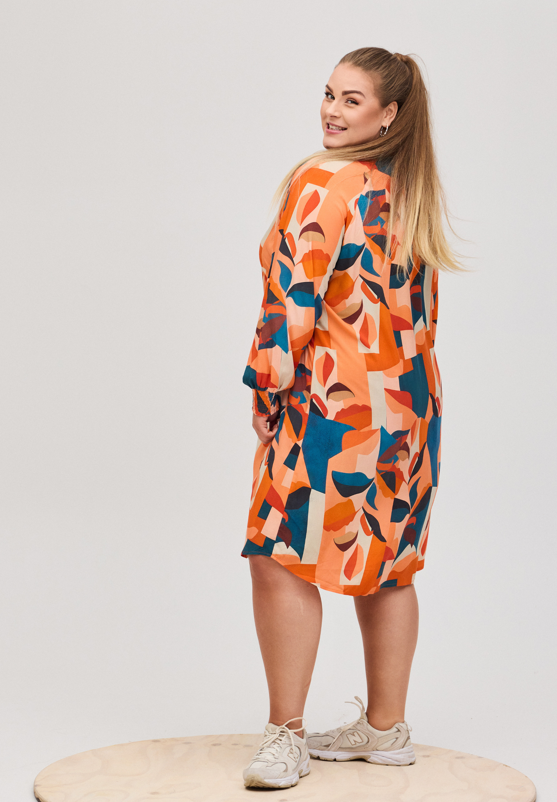 NO. 1 BY OX Farverig kjole Kjoler Graphic orange and blue pattern