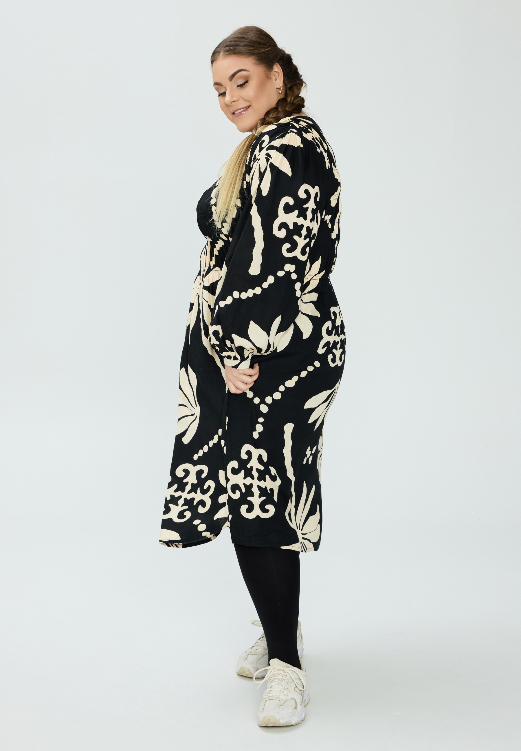 NO. 1 BY OX Klassisk og feminin kjole med smock-detaljer Kjoler Black/White leaf print