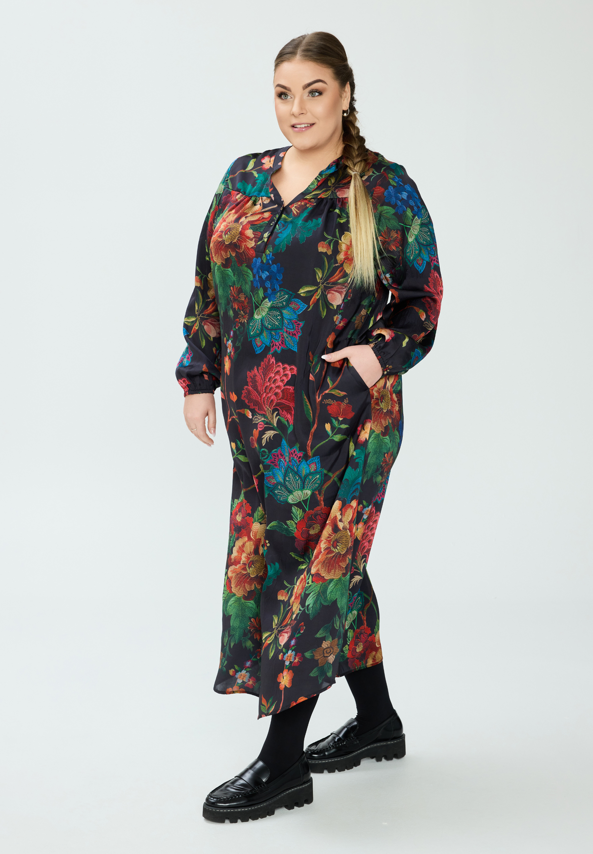 NO. 1 BY OX Long Dress w LS and elastic in cuffs Kjoler Black w multicolored flowers