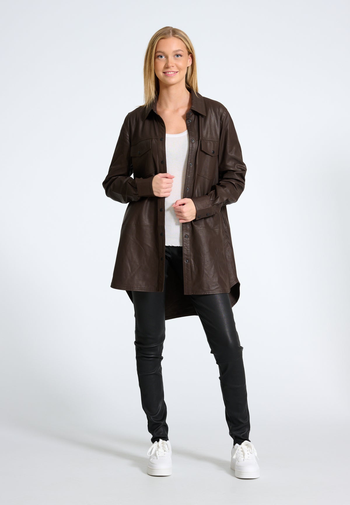 NOTYZ Oversized skjorte i læder Skjorter Brun