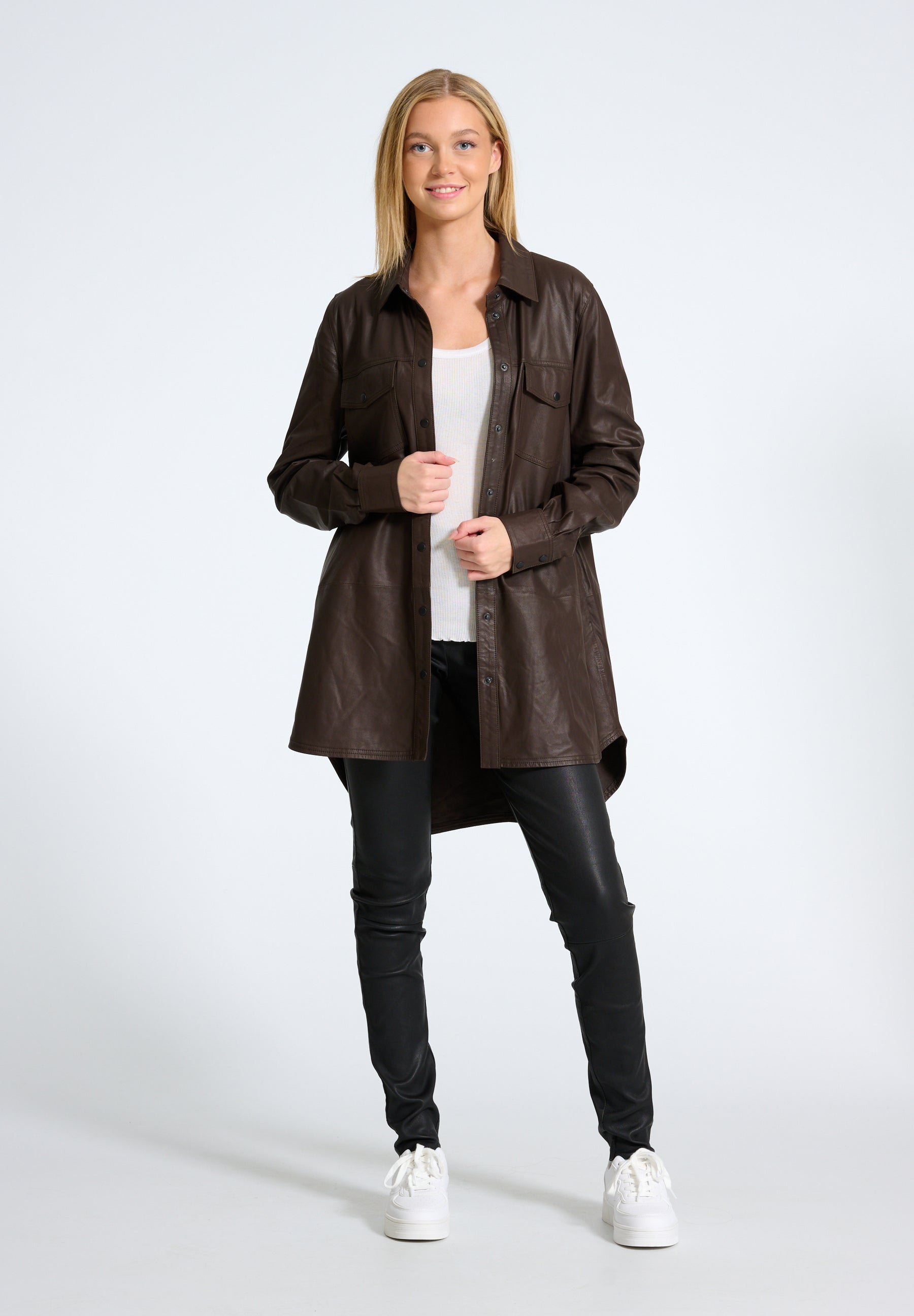 NOTYZ Oversized skjorte i læder Skjorter Brun