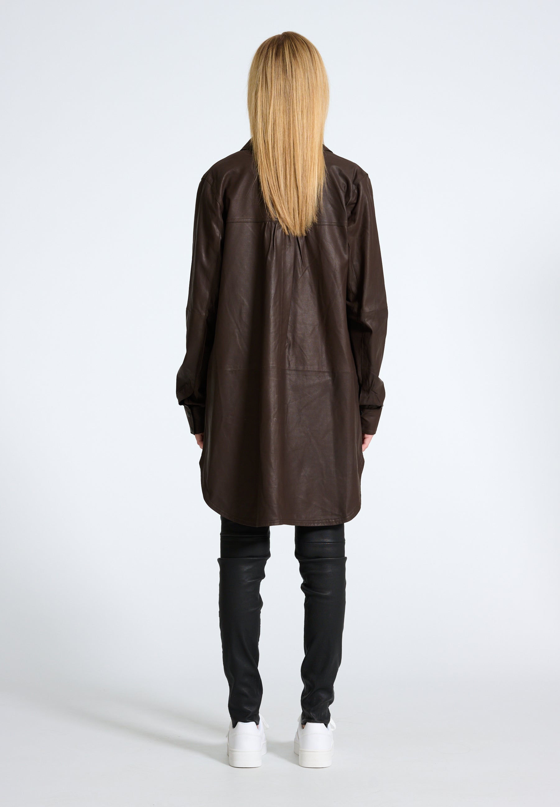 NOTYZ Oversized skjorte i læder Skjorter Brun