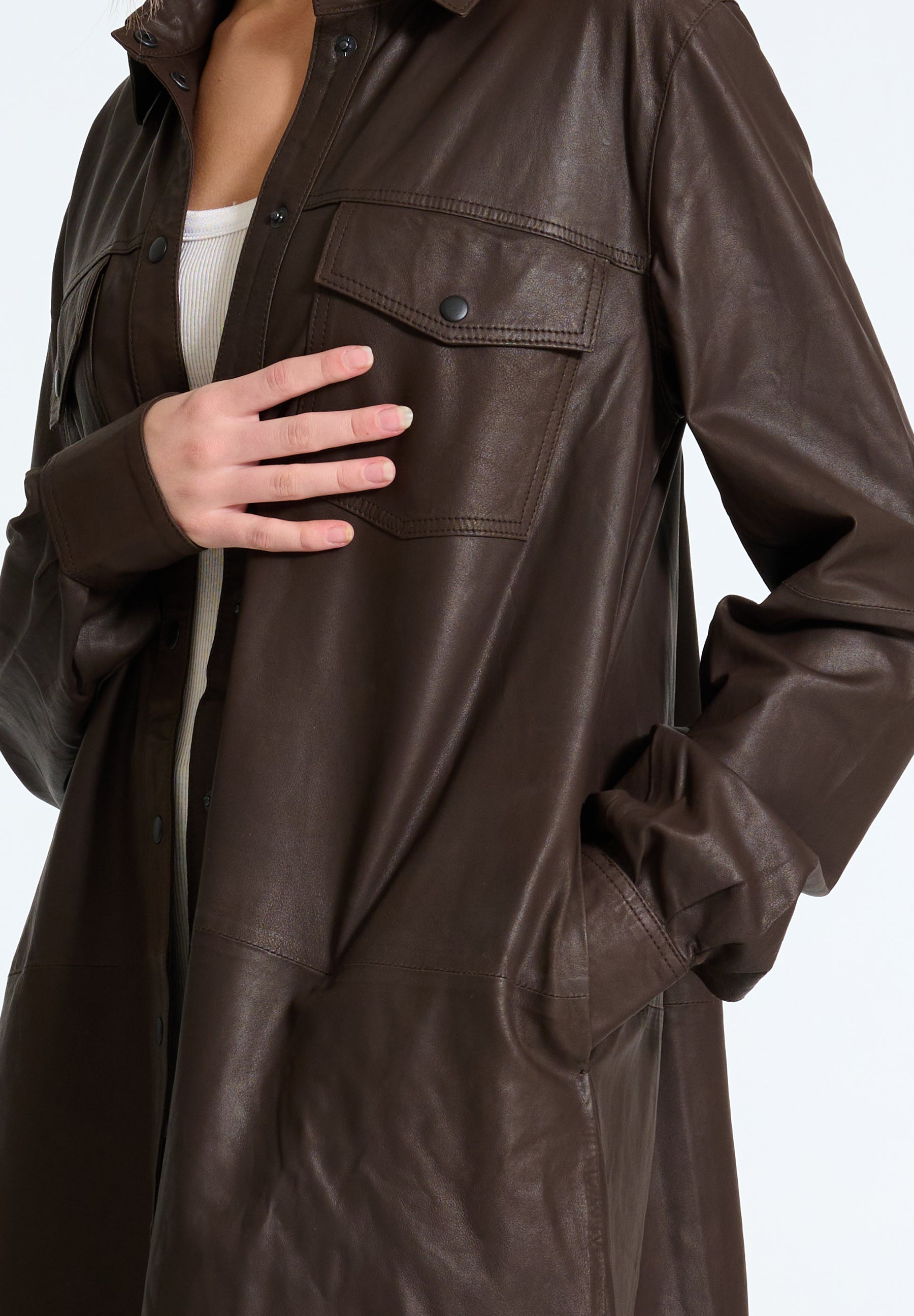 NOTYZ Oversized skjorte i læder Skjorter Brun