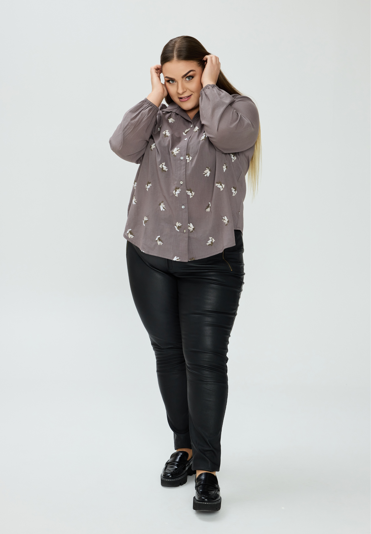 NO. 1 BY OX Shirt w embroidered flowers and long sleeves w elastic in cuffs Skjorter Brun